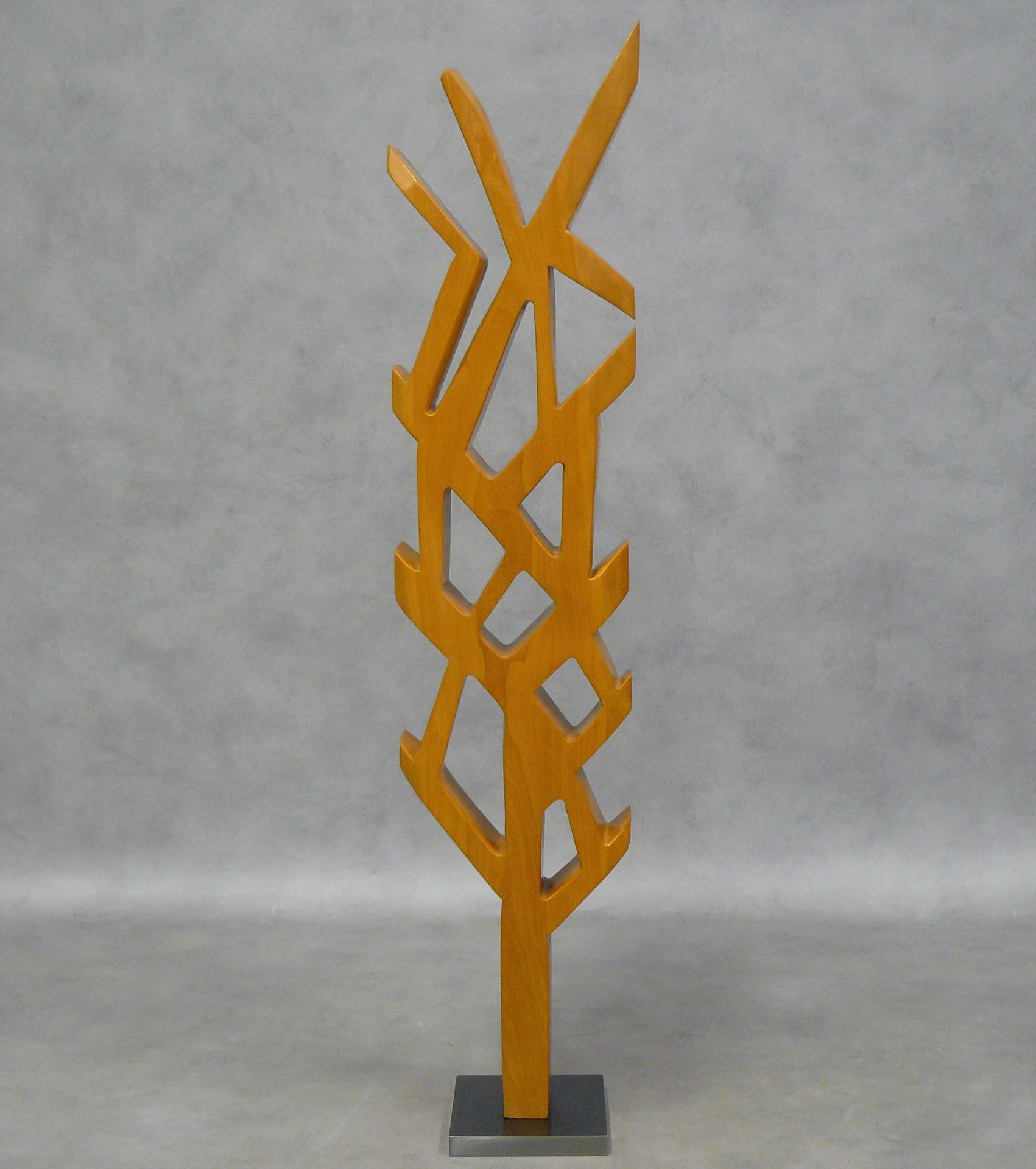 BONFANTI 劳尔-邦方迪（生于1948年）。L'Arbre -1993: 来自委内瑞拉的木制雕塑，在其氧化的黄铜底座上有签名和日期，有铜锈 - 75 x &hellip;