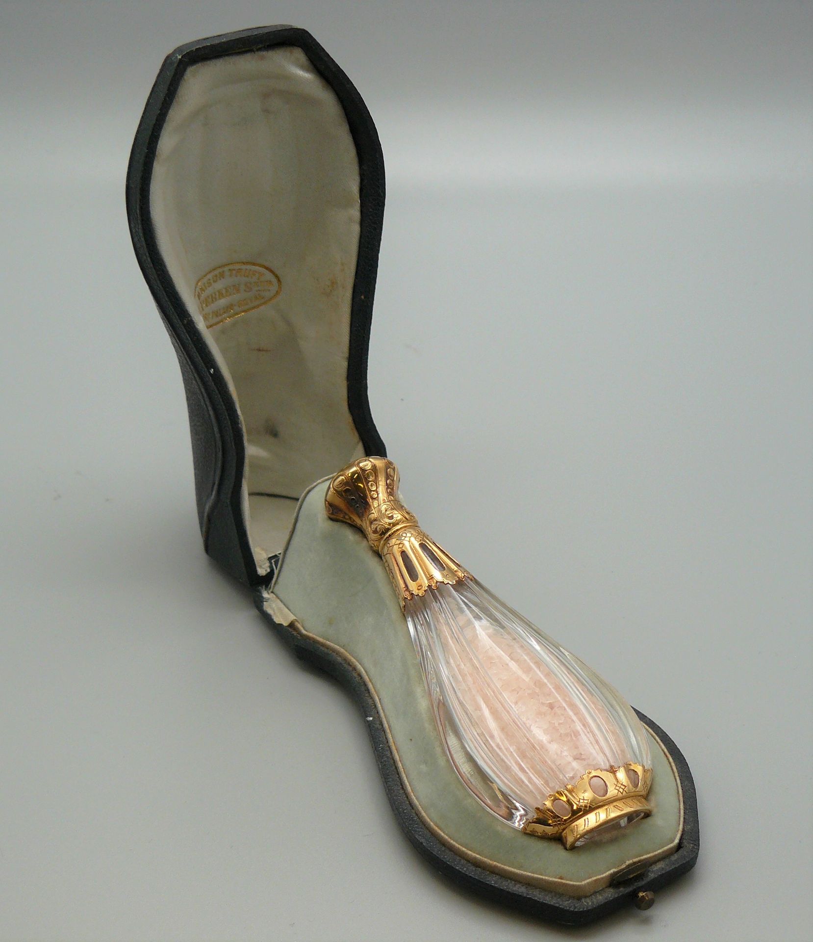TRUFY 水晶盐瓶，金座（鹰），双塞 - 高10.5厘米，装在木屐形的盒子里，上面有签名：Trufy V. Perken Seur (168 Palais R&hellip;