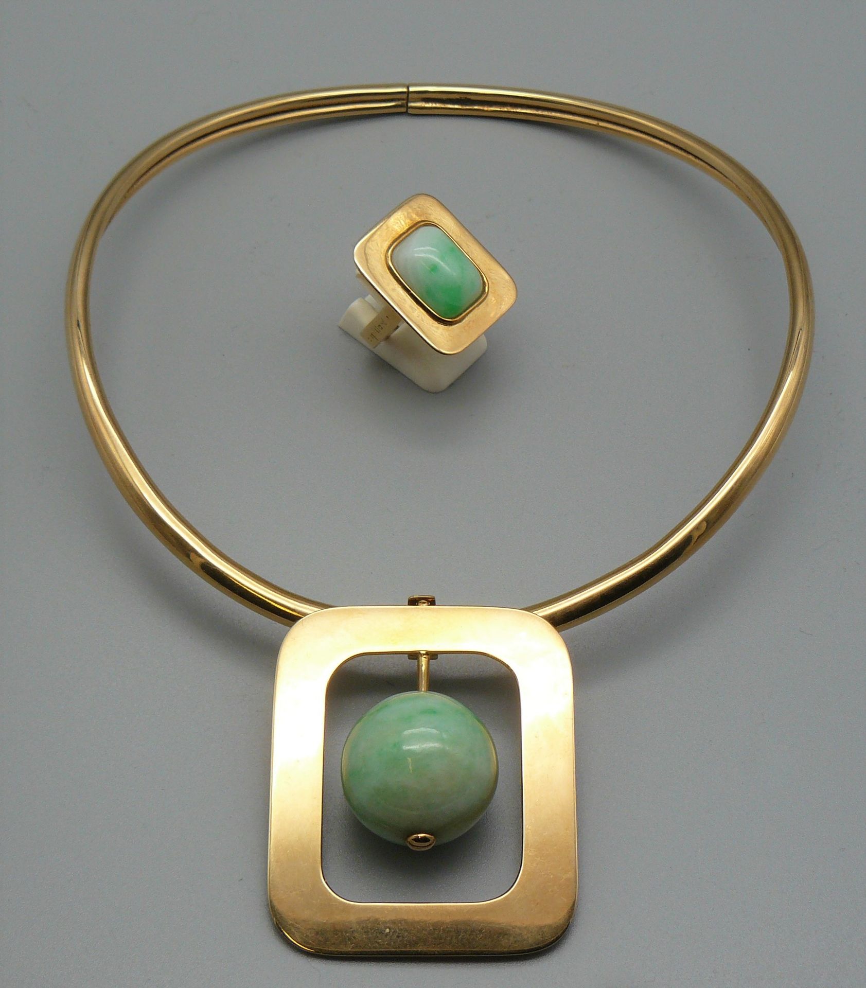 CUPILLARD ein Goldset (Adlerköpfe) bestehend aus: einer Halskette aus Gold, die &hellip;