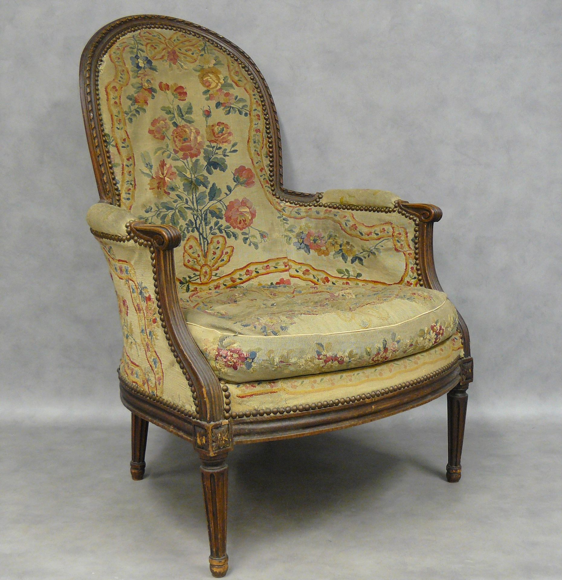 Null 一把路易十六风格的扶手椅，天然木材，锥形凹槽腿，花卉挂毯装饰（磨损）