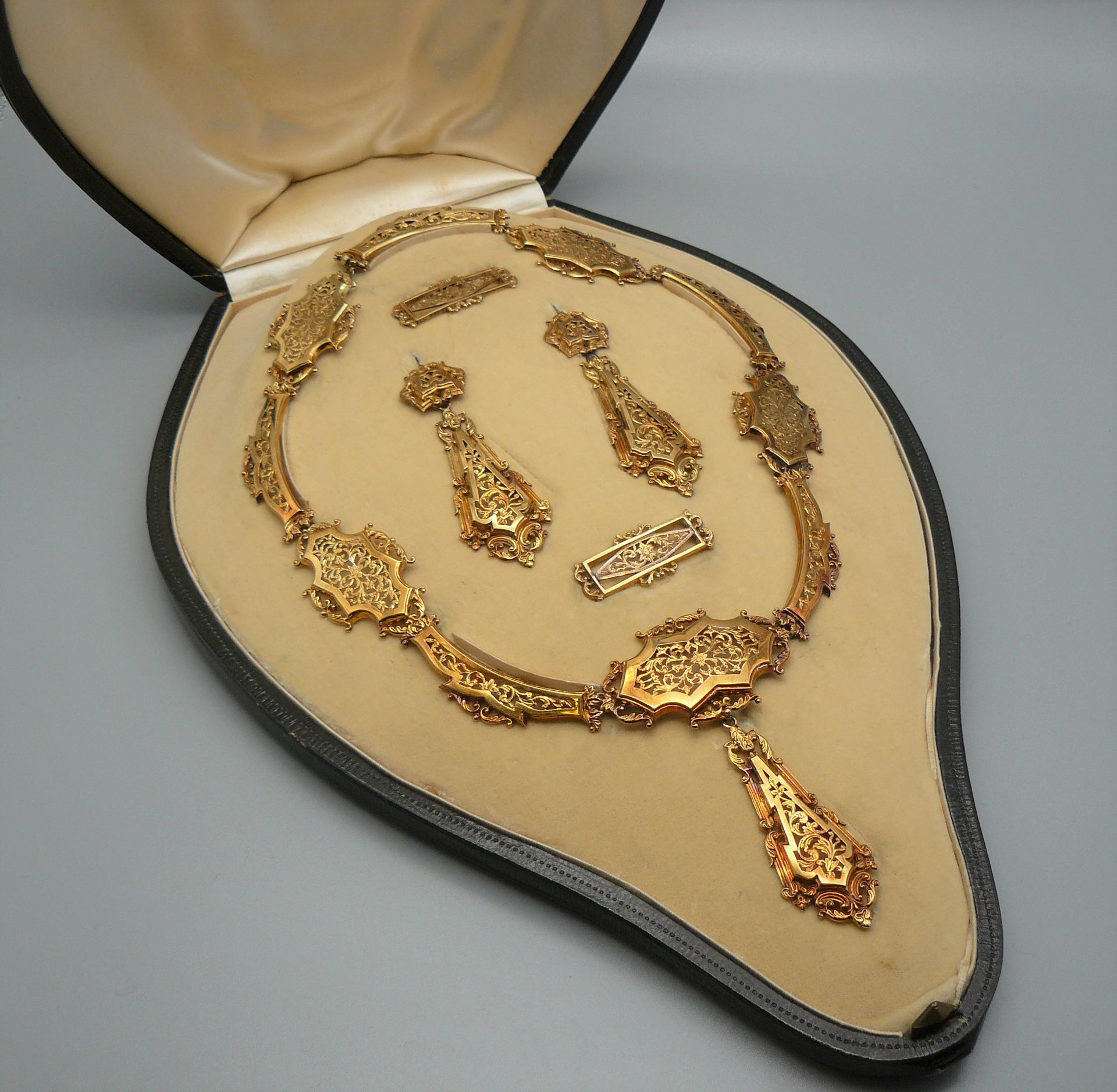 Null 一套金器（公羊头标志）。巴黎1809-1838年，装在一个手提箱里，包括一条项链、两只耳环和两根变形链 - 27,70克