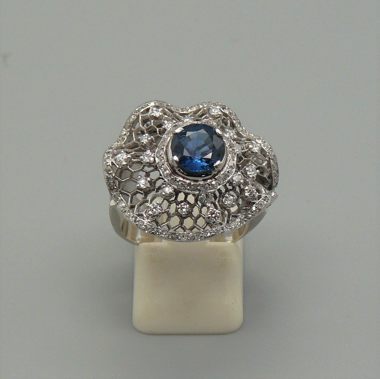 Null 铂金(狗)花边戒指，中间镶嵌一颗1克拉的蓝宝石和明亮式切割钻石 - 18.50克