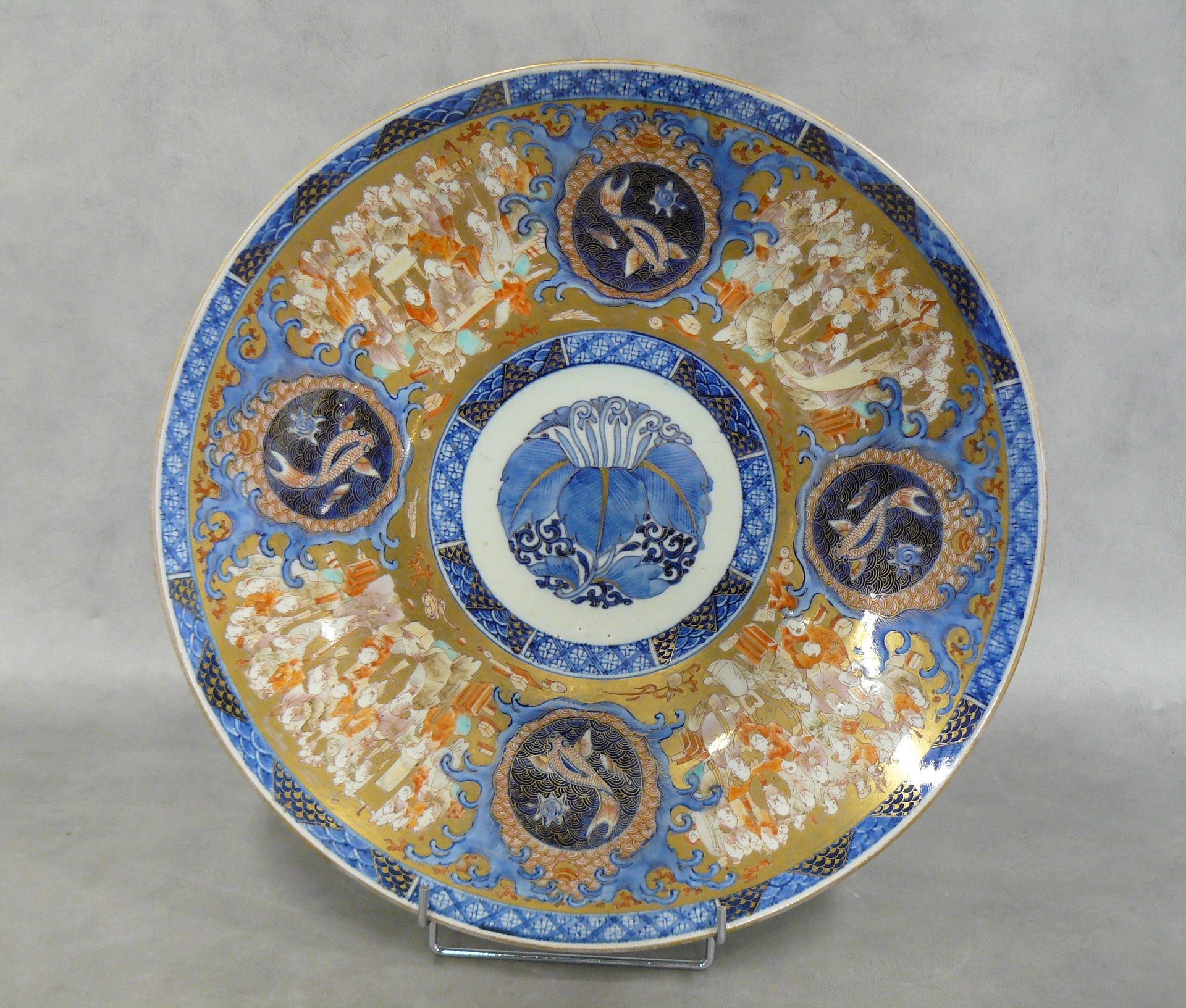 Null 一个大的日本圆瓷盘，上面装饰着金底的四个储备字和四条鲤鱼。翼的背面装饰有花 - 伊万里，19世纪末 - Ø 47 cm