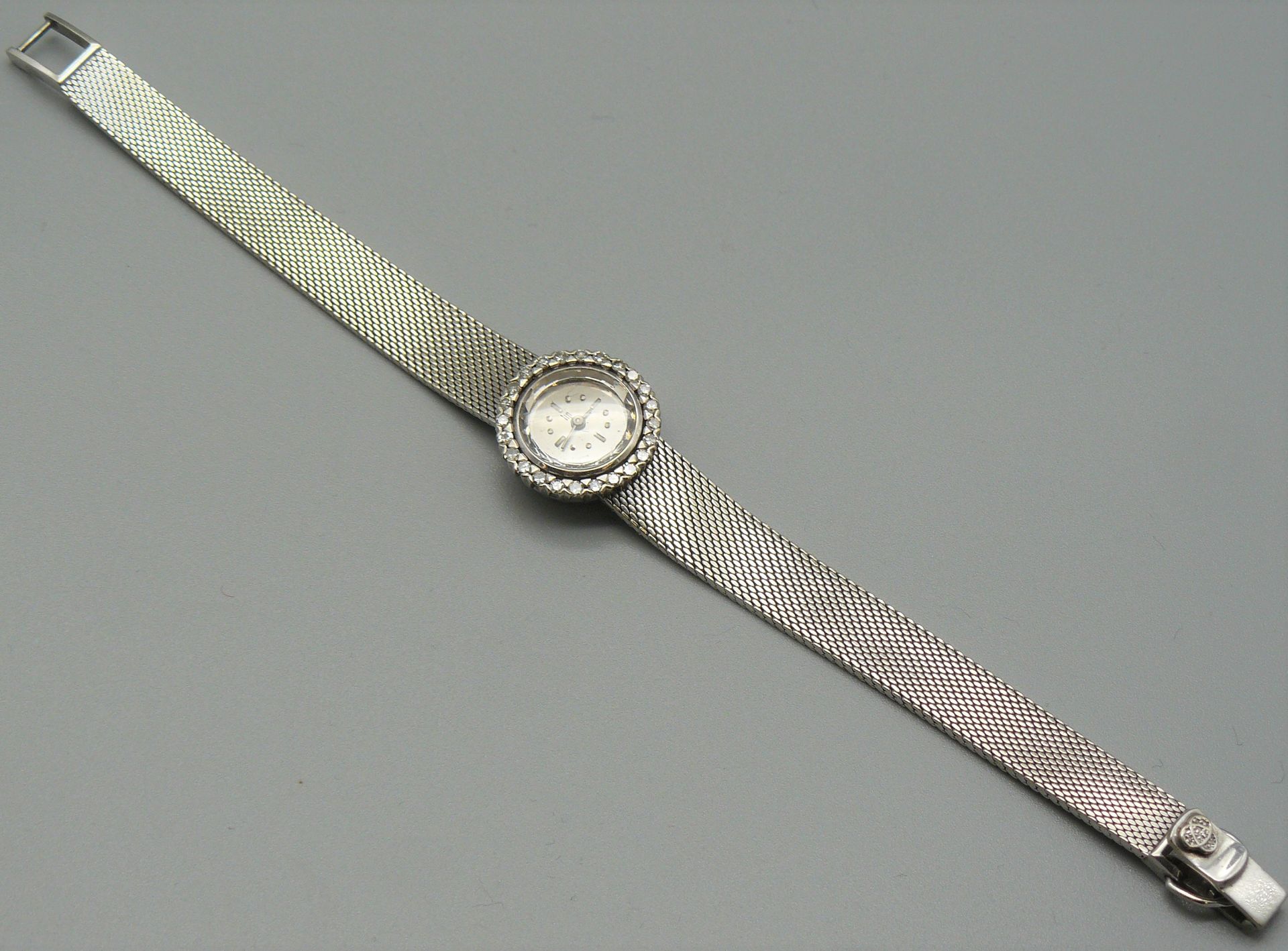 LIP 一款白金Lip女士腕表（印有Charançon字样），表盘上镶嵌着小型老式切割的玫瑰钻石。毛重31.7克