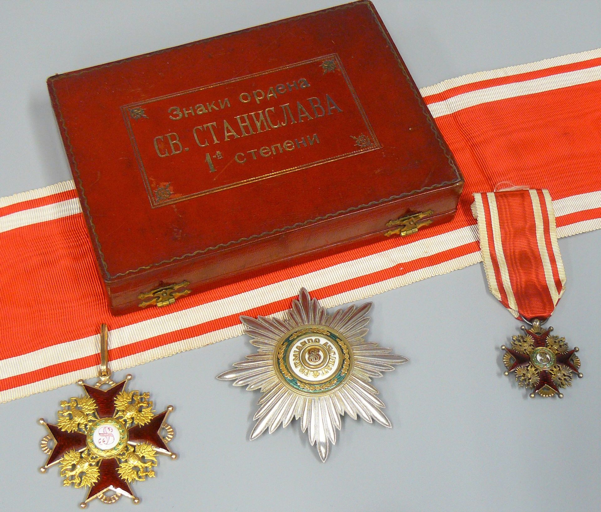 Null 俄罗斯：圣斯坦尼斯劳斯勋章（三枚奖章）：一个红色的摩洛哥箱子，里面装着两枚一级勋章及其腰带：一枚一级勋章，上了珐琅彩和金，标志是AK（阿尔伯特-凯贝尔&hellip;