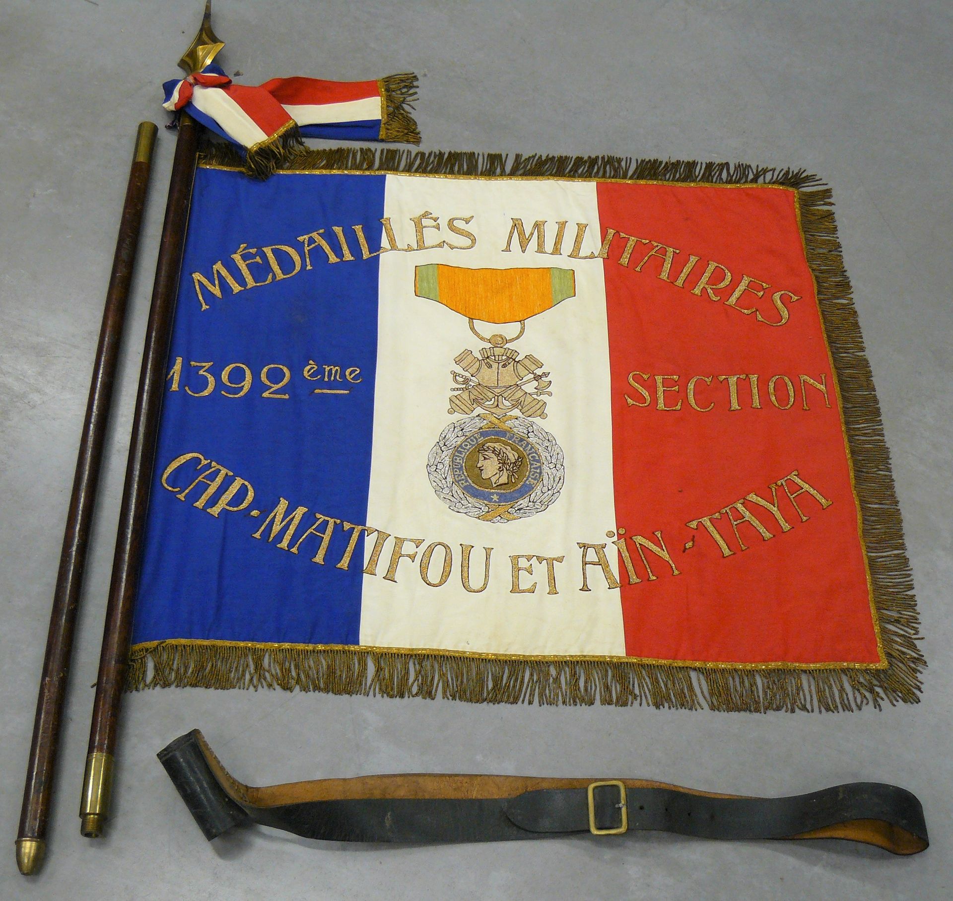 Null eine dreifarbige Fahne mit der Bezeichnung: médaillés militaires 1392 ème s&hellip;