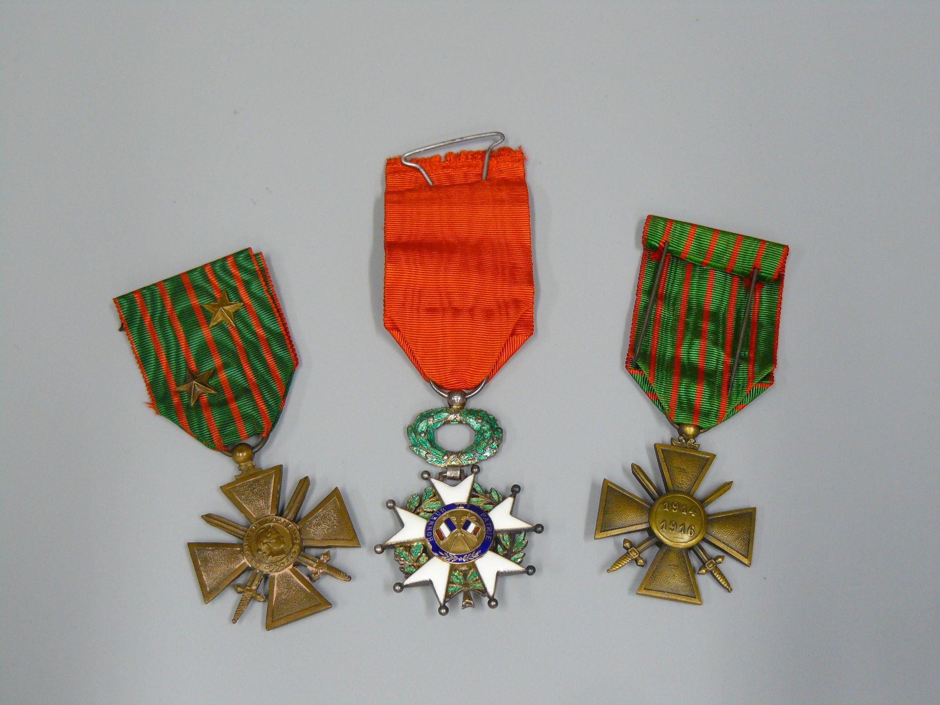 Null 一套三枚奖章：1914/1916年战争十字勋章，1914/1918年战争十字勋章，第三共和国荣誉军团勋章（缺少白色珐琅和碎片）。