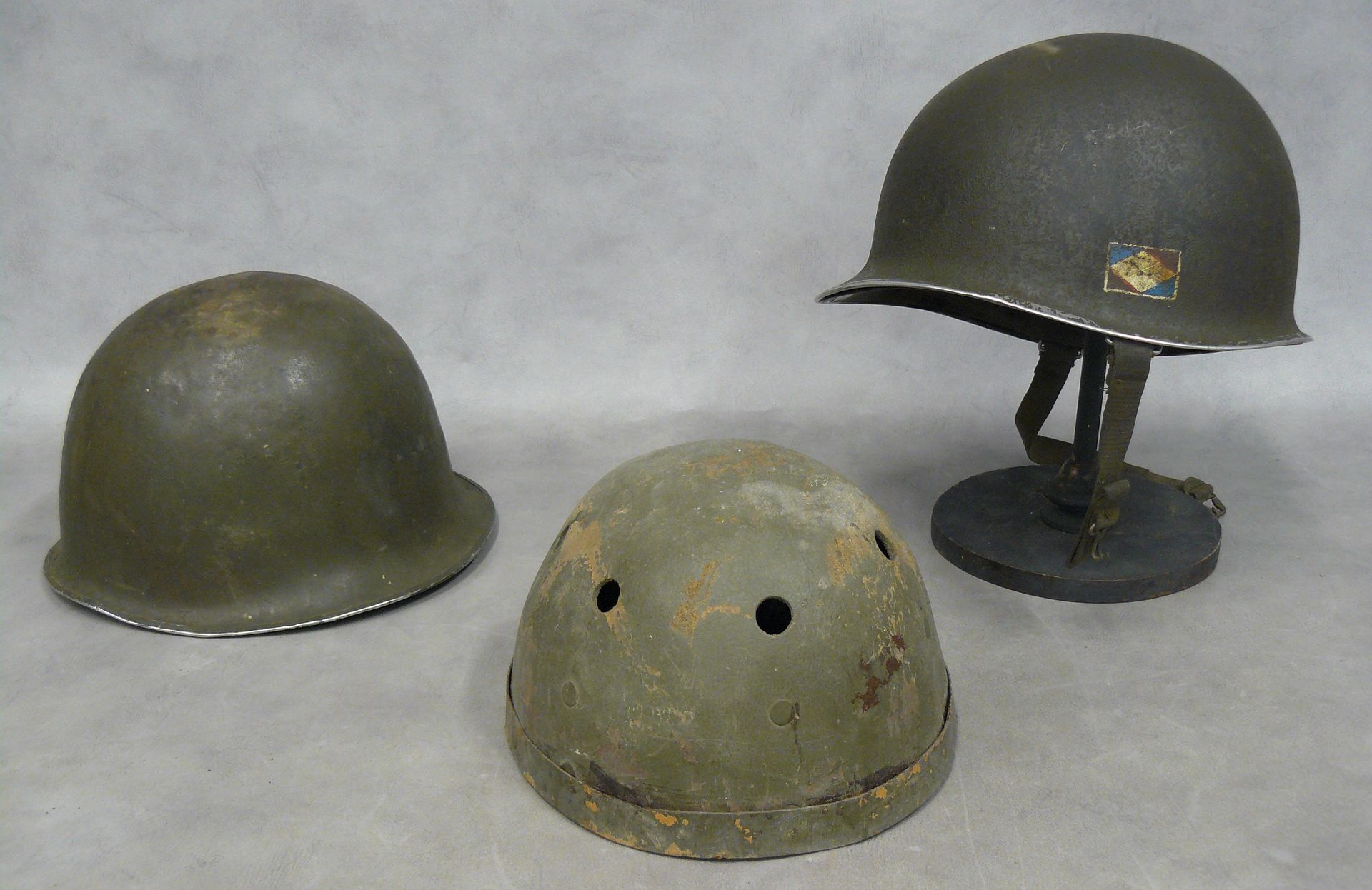 Null 一套两个重型头盔：一个完整的，一个没有下巴带的（磨损、氧化、凹陷）。