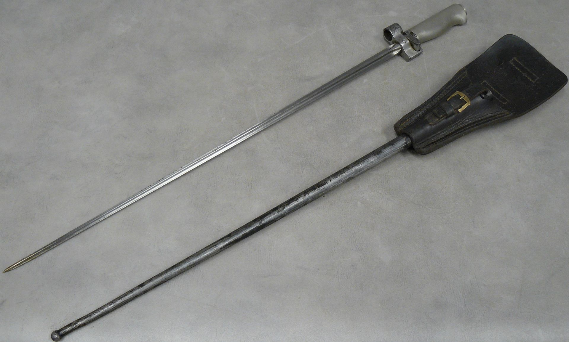 Null 一把1886年的刺刀，名为Rosalie，编号47968，带刀鞘和刀鞘架，镍银手柄，四角形刀身，长52厘米（氧化，刀鞘上的油漆丢失）。