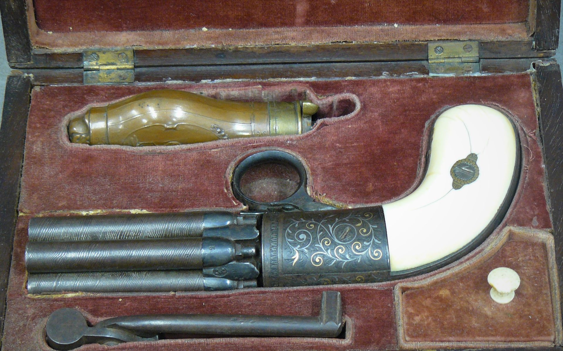 Null un pistolet mariette six canons ruban - L 17,5 cm, coffre décoré à l'or (qu&hellip;