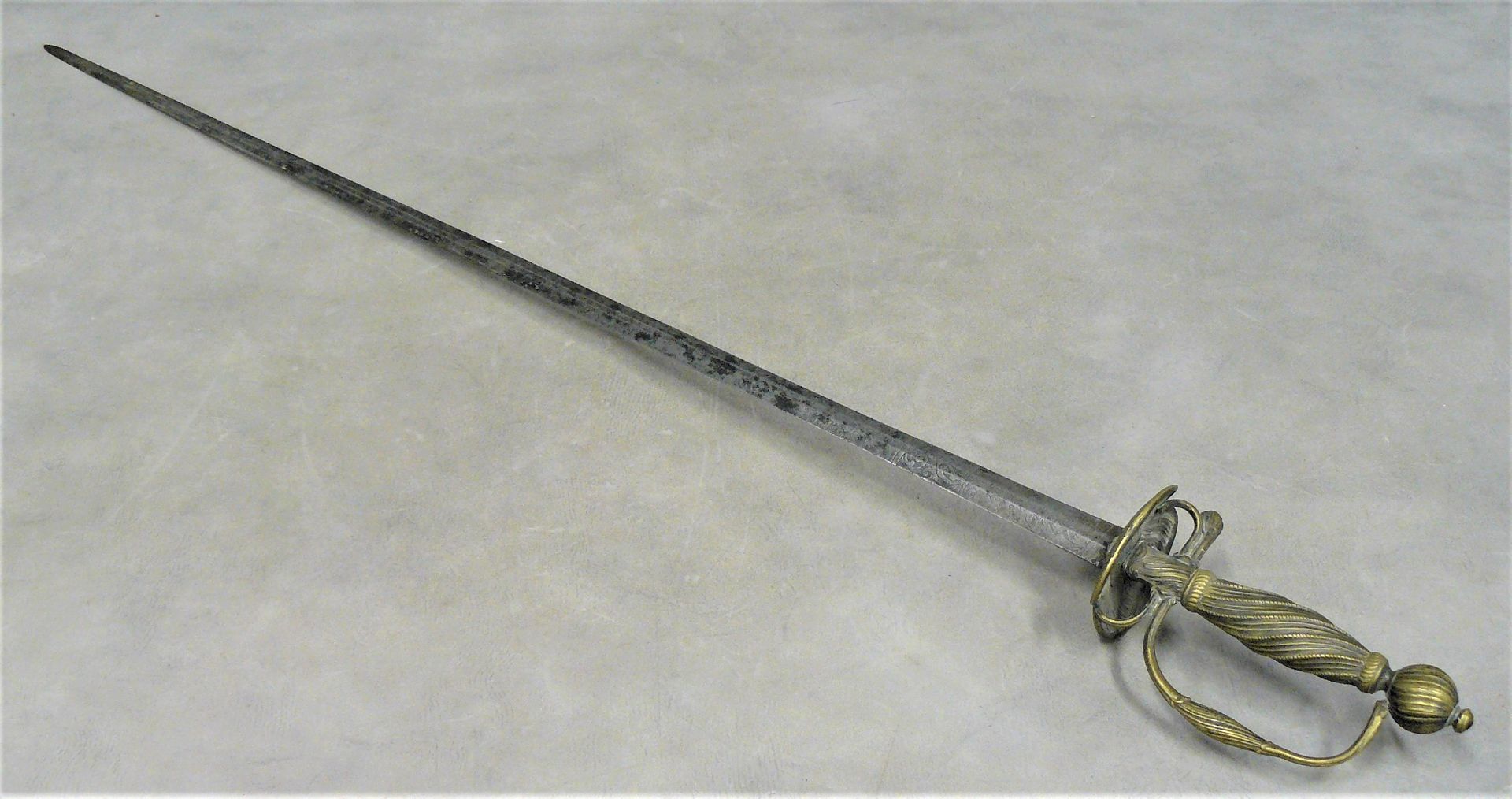 Null espada del siglo XVIII, montura estilo mosquetero, espoleta retorcida, pomo&hellip;