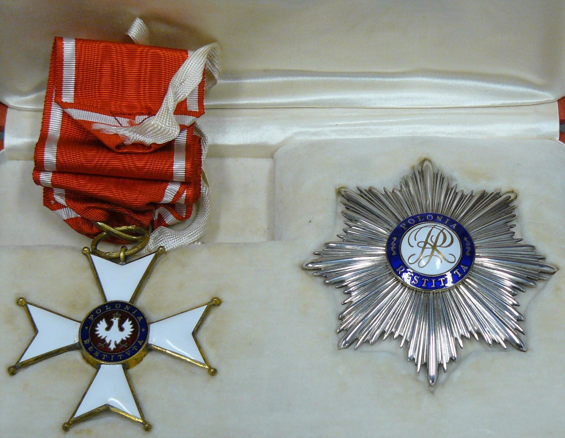 Null 波兰：一套三枚Polonia Restituta勋章：一个盒子里装着带玫瑰花带的军官十字勋章，一个盒子里装着珐琅银牌和一个带领带的二级军官十字勋章。附&hellip;
