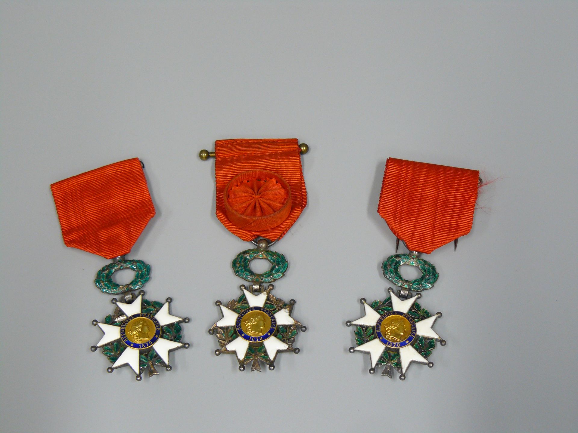 Null 第三共和国荣誉军团的一套三个十字架，其中一个是军官，一个的珐琅质非常损坏