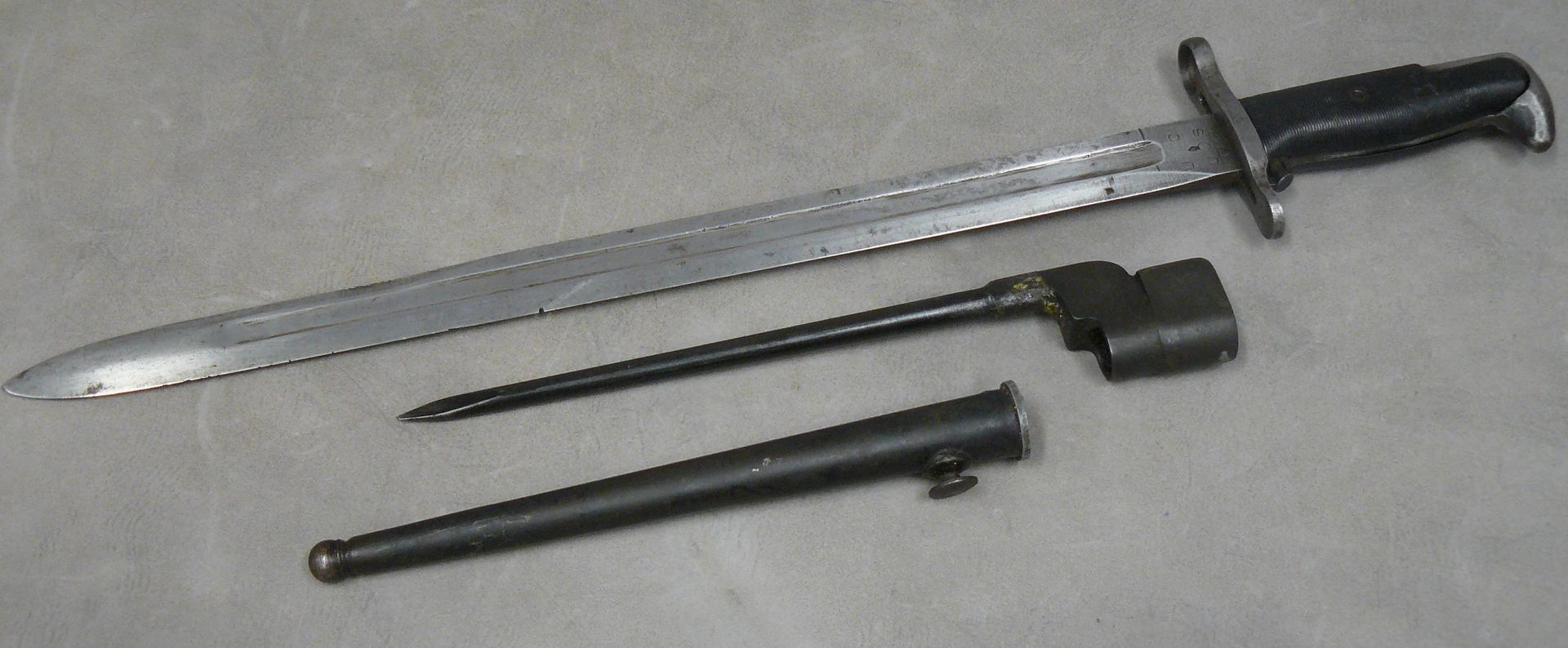 Null 一套两把刺刀：一把加兰德M1，无刀鞘，刻有UC US 1942 -L 40厘米，一把钉恩菲尔德MK2 67，有刀鞘（边缘有伤）。