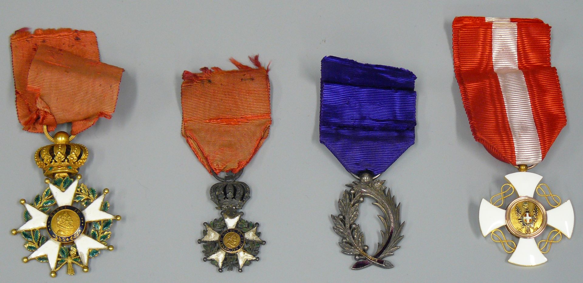 Null 一套4枚奖章：一枚君主荣誉军团奖章，带子磨损，白色珐琅缺失，带着它的缩小版（缺失）；加入一枚学术奖章和一枚意大利奖章