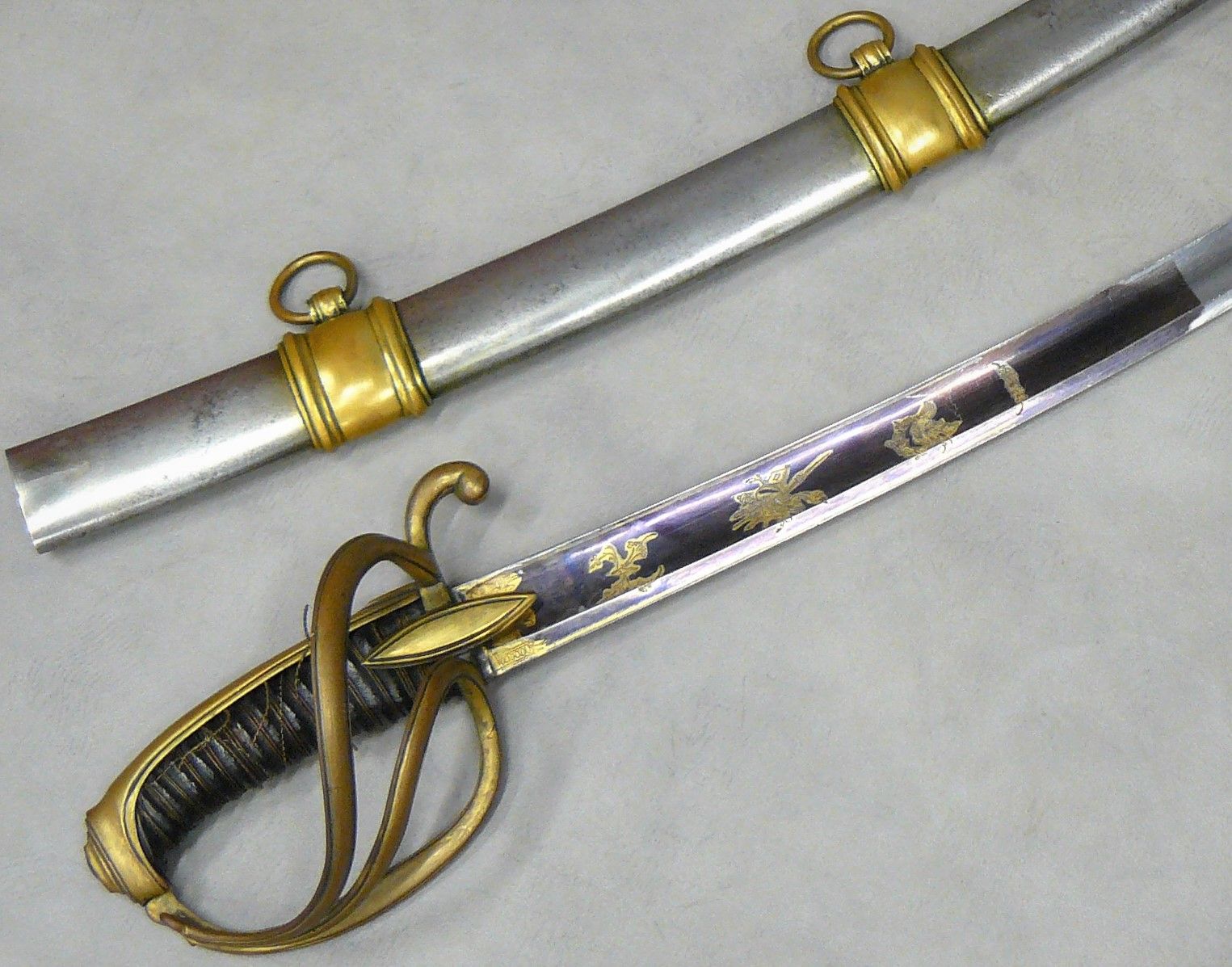 Null 一把军官的军刀--An IX型，第一帝国，黄铜安装；花纹下的皮轴（过弯断裂），漂亮的刀身发蓝并镀金至第三层--长84厘米，铁制刀鞘上有两个大的黄铜手镯&hellip;