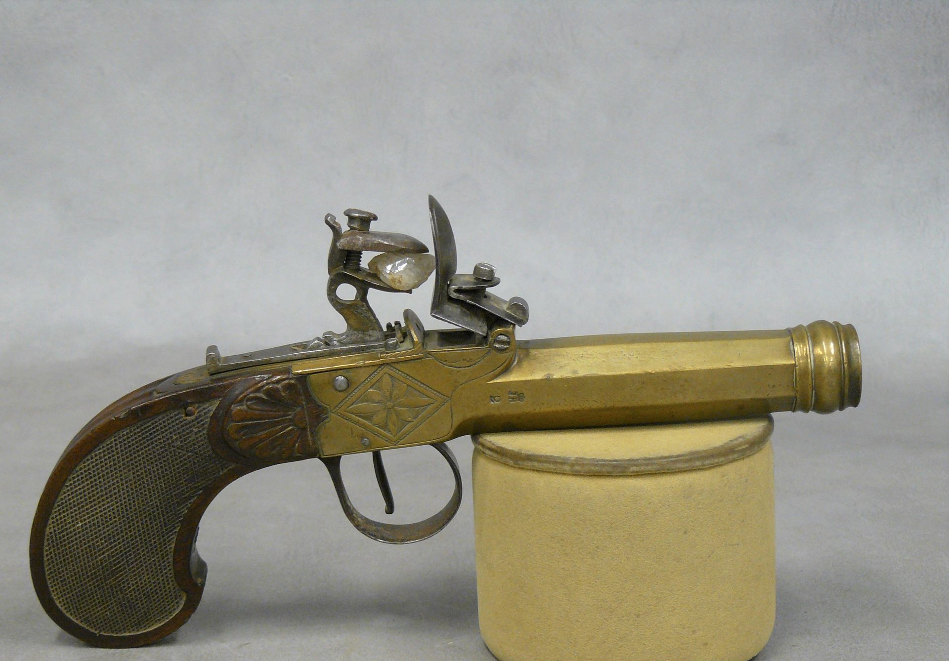 Null 一把燧发枪，青铜单体，锤子保险，（机制不工作），更换过的石制螺丝和石制夹子，精细的方形枪托上有几颗子弹，19世纪上半叶列日制造，八角形枪管上有ELG-&hellip;