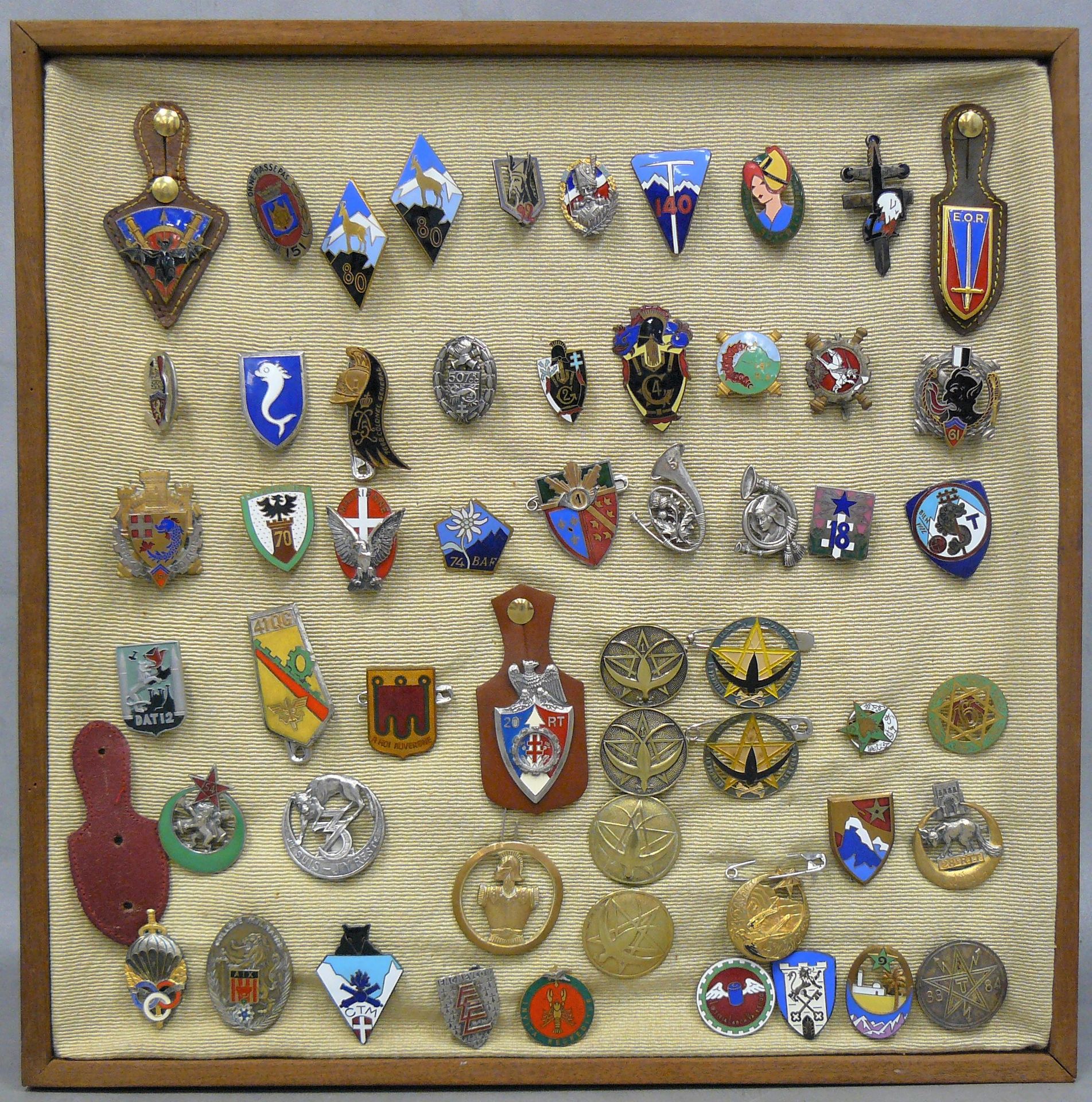 Null 一批55个军事徽章或乳头，包括摩洛哥步枪手、要塞的高山营、步兵、坦克、骑兵、龙等