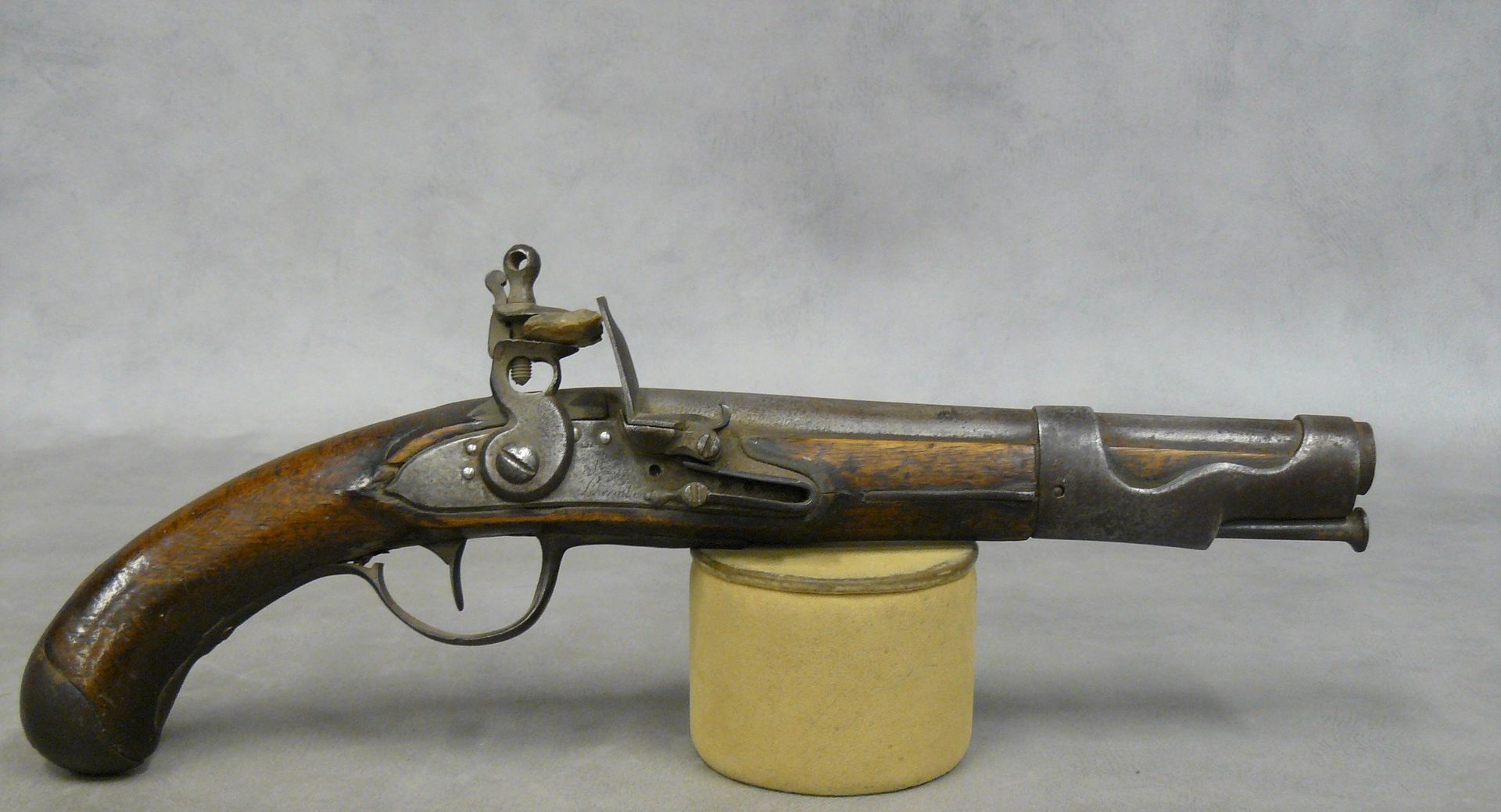 Null una pistola de pedernal modelo 1763/1766 de la manufactura de Libreville (C&hellip;