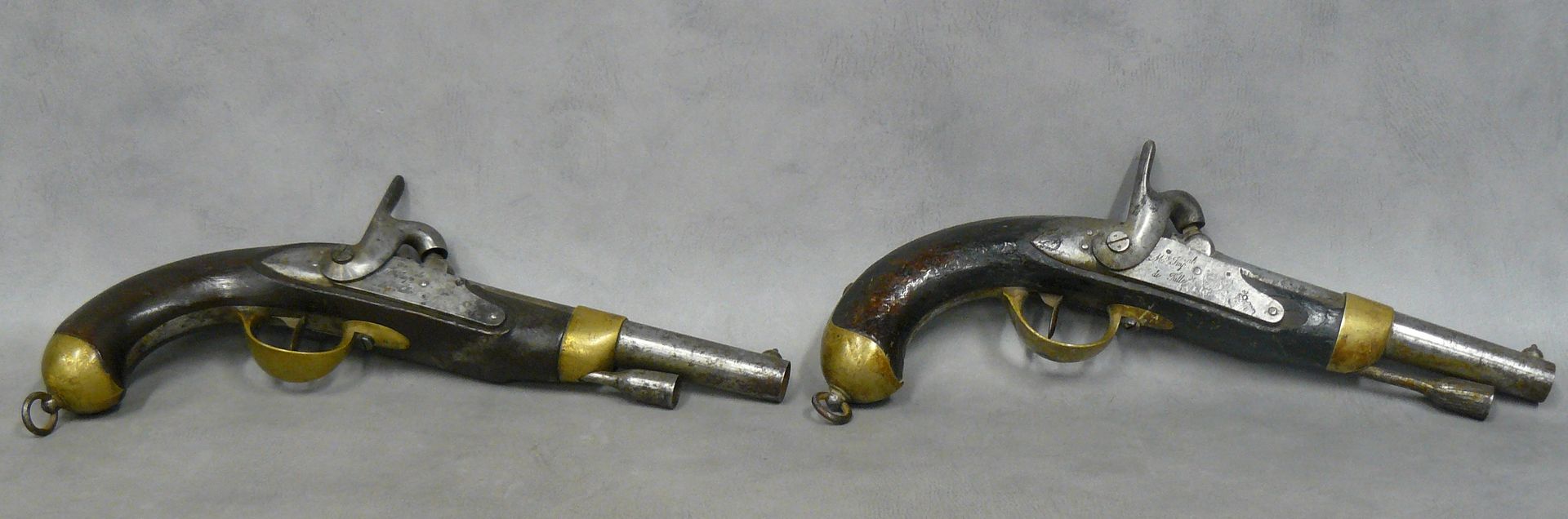 Null 两把1822 T bis型打击式手枪，新结构，枪管上的日期是1856年，锁是来自于图勒工厂的，配有他们的郁金香棒，其中一把的枪托上有圣艾蒂安的标记（维&hellip;