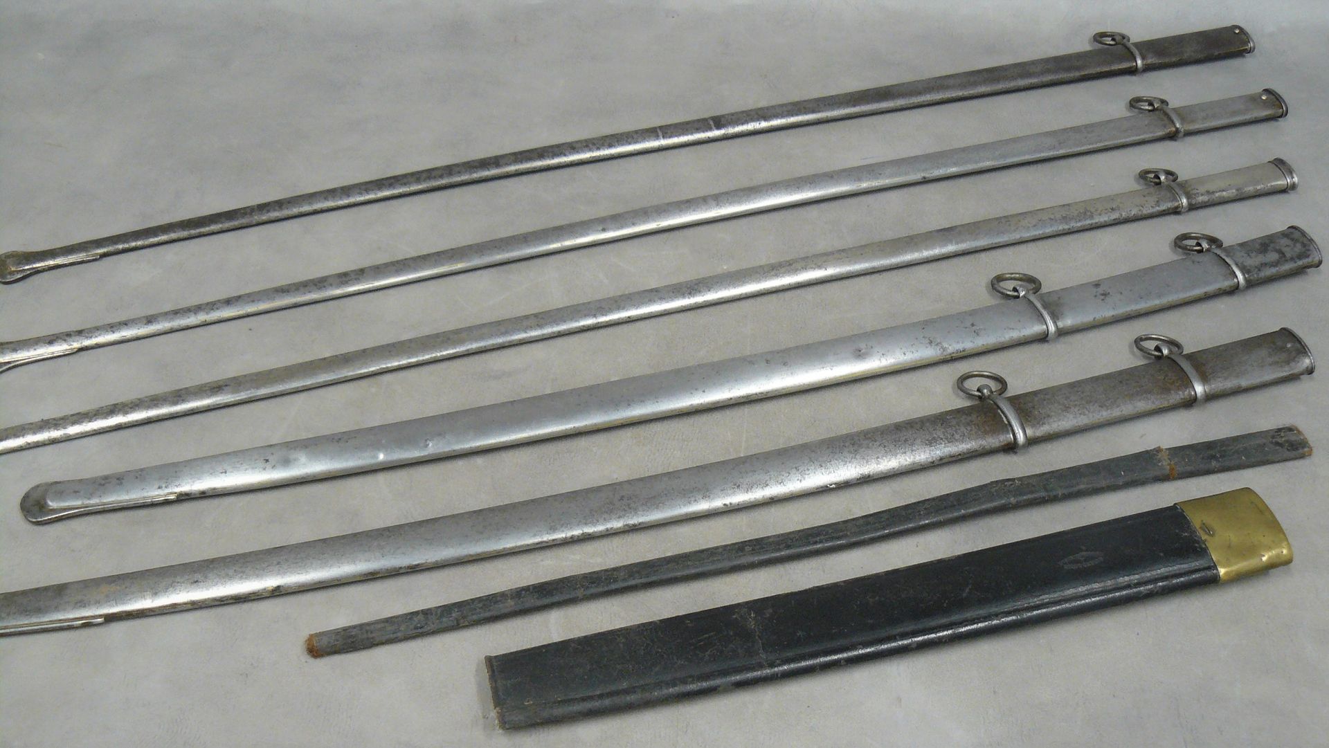 Null 一套7个剑鞘，其中5个是金属的（3个直的从92.5到94.5厘米，2个弯的从78.5到80厘米），2个是皮革的（不完整和损坏），其中一个是为1831年&hellip;