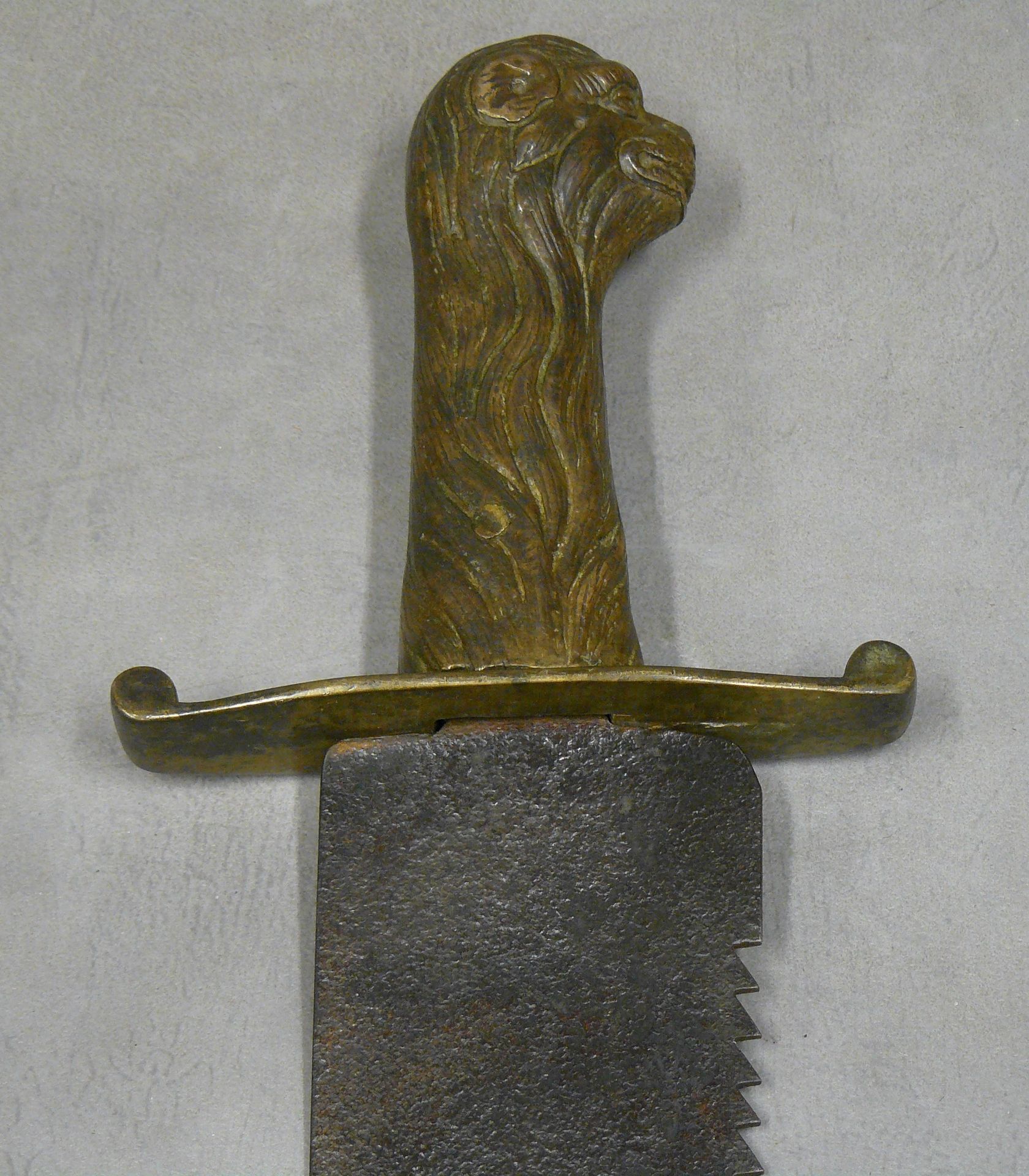 Null 一把第一帝国的工程师剑，钝的锯条，有均匀的氧化现象--长59厘米（脚跟处宽7厘米），平滚轮，青铜狮子头主轴