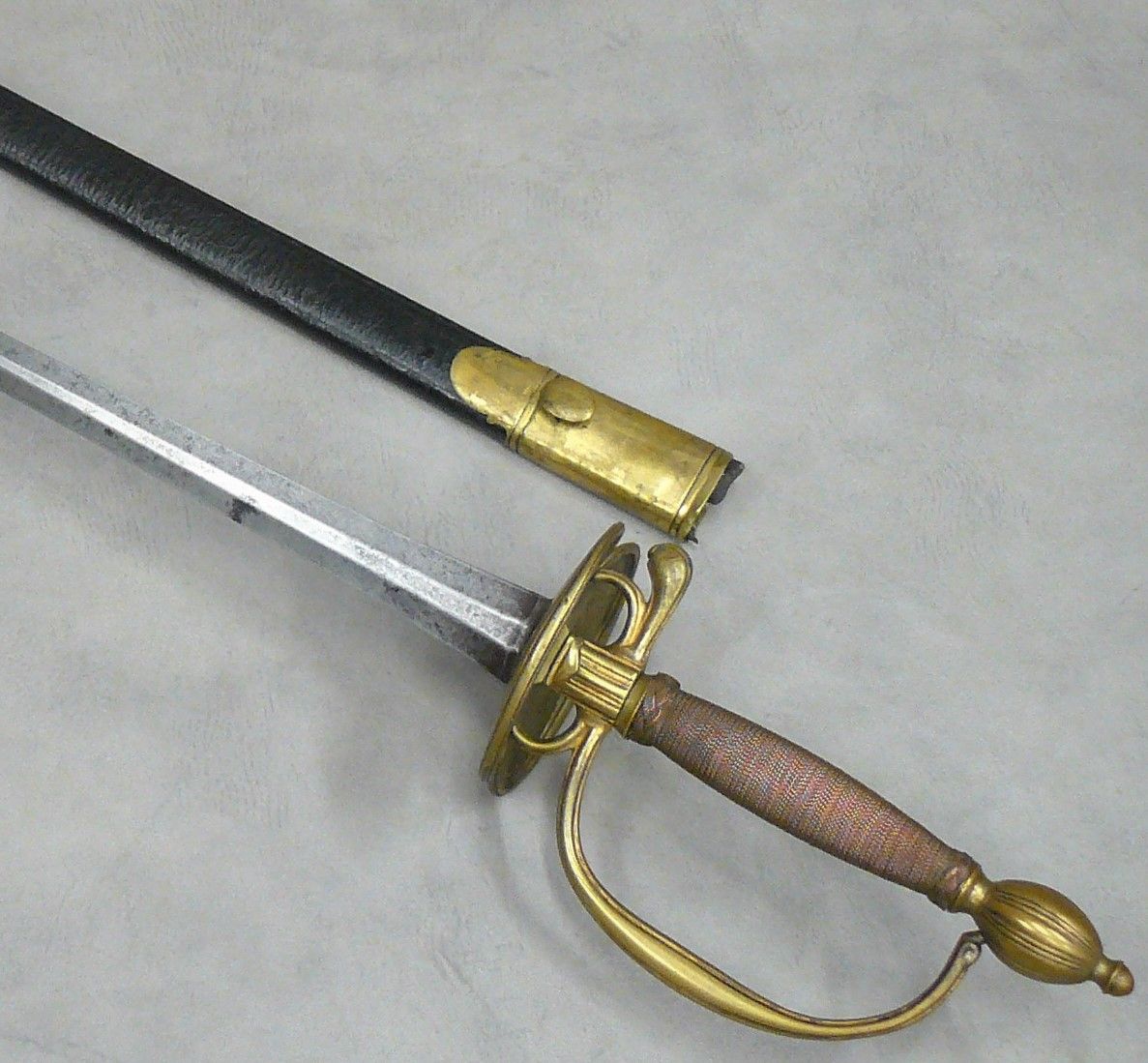 Null une épée d'Officier d'Infanterie - modèle 1767 fusée filigranée cuivre, lam&hellip;