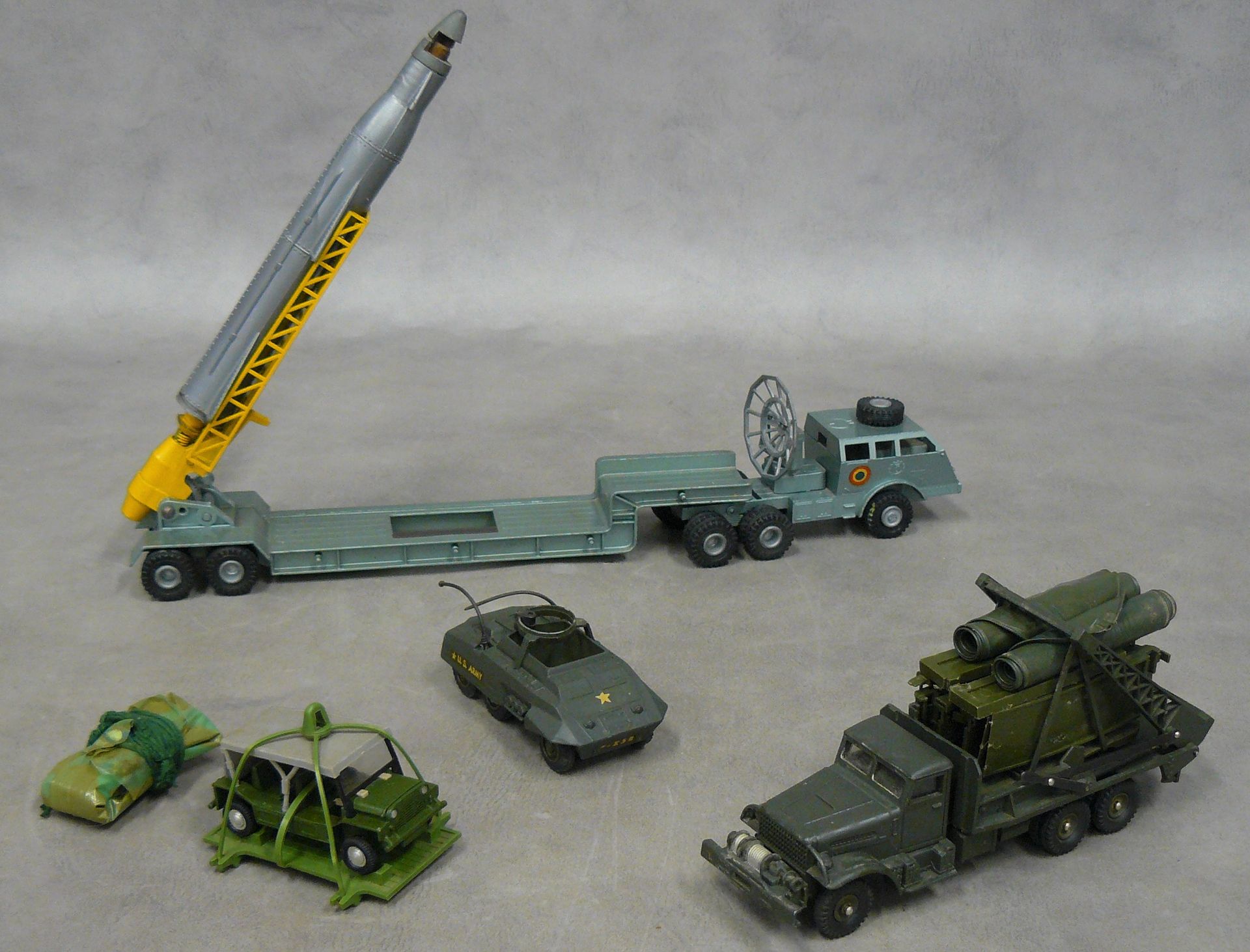 Null ein Set von vier Geräten, darunter: ein France Jouets Raketenwerfer, ein So&hellip;