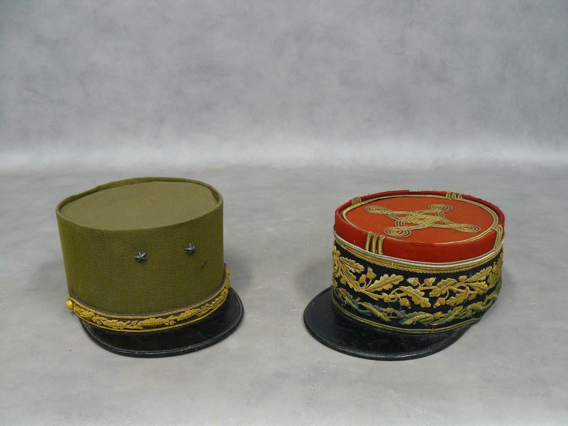 Null H.Lavail在巴黎：一个1921年款的将军帽（板材严重磨损，橡树叶被氧化，内部状况相当好）；附一个准将帽，穿着野战服（状况良好），标有R.T，曾属&hellip;