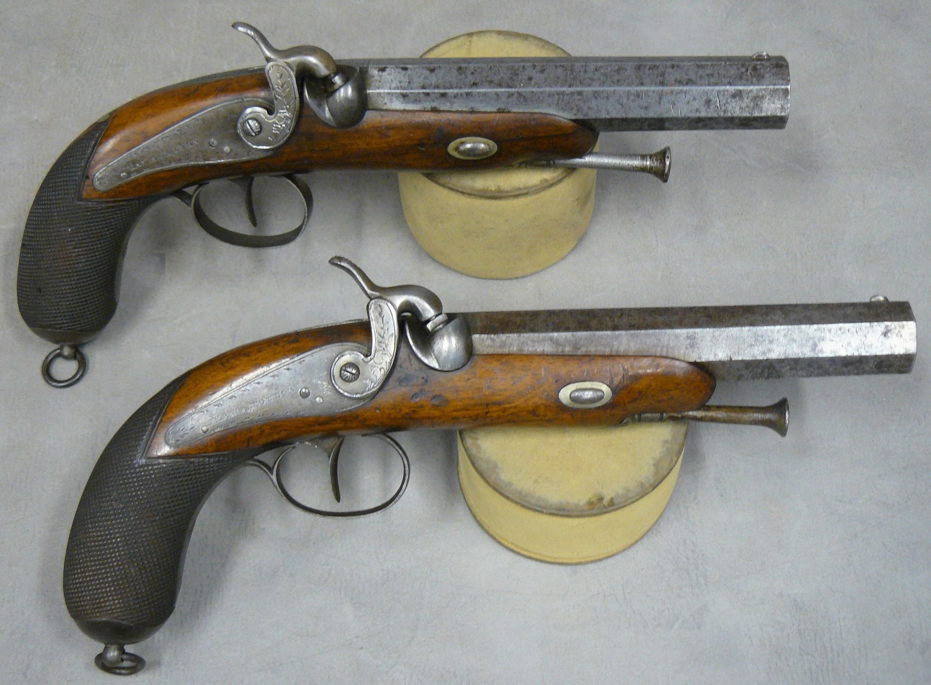 Null 一对打击式手枪，有膛线的枪管，锁上有Jean à Toulon的标记（被认为是武器制造商，在19世纪上半叶很活跃），更换了锤子，精细的方形枪托，轻微的&hellip;