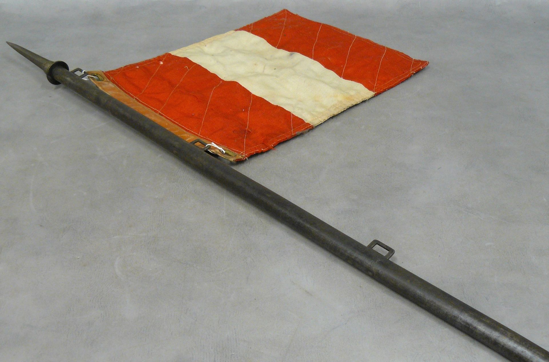 Null lanza de lancero polaca transformada en portaestandarte con banderín rojo y&hellip;
