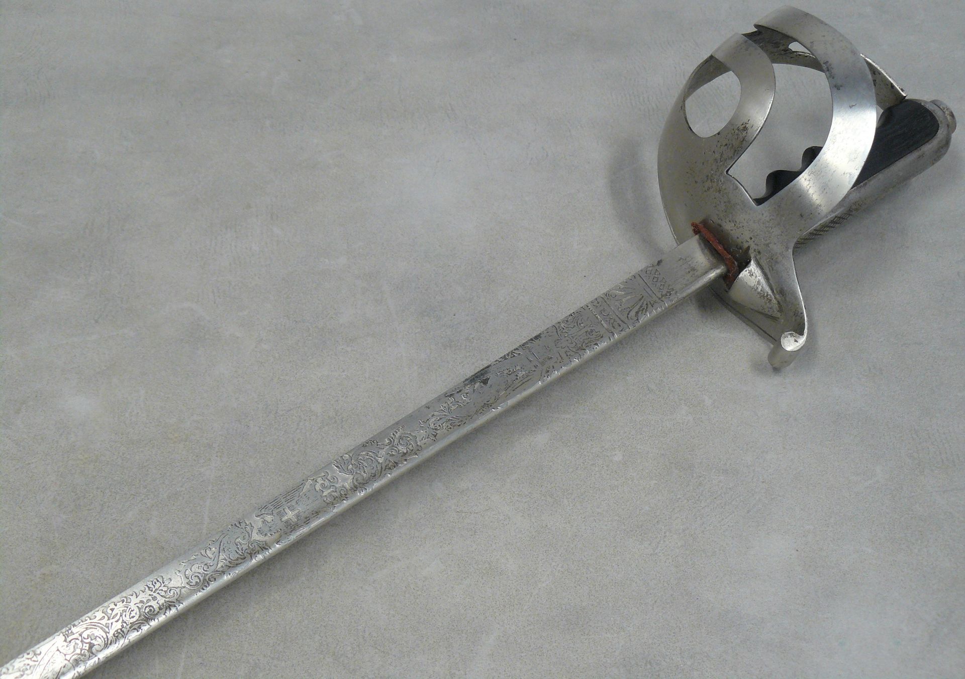 Null 一把1888年的意大利军刀，38.5厘米长的刀刃上有酸的装饰，黑檀木刀柄，没有刀鞘（在固定方面有重要作用）