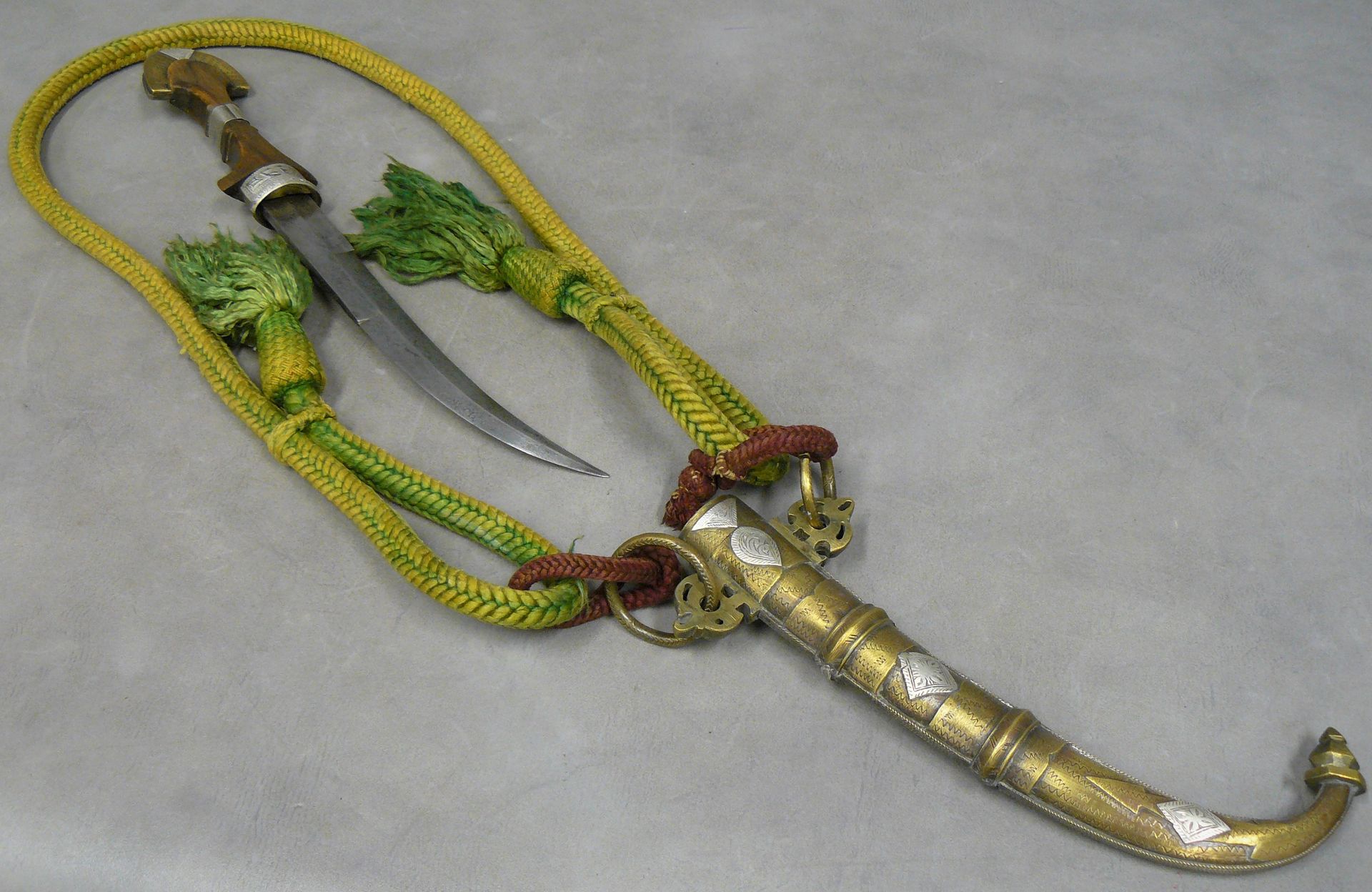 Null 一件拍品：20世纪初美丽的摩洛哥Koumia，木制手柄，铜制刀鞘，饰以白色金属 - 长42厘米，带刀鞘和绳索
