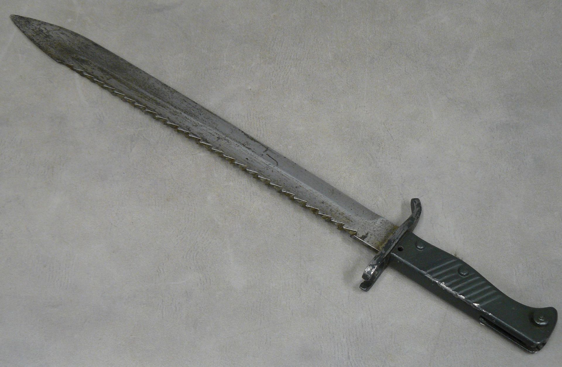 Null 一战德军巴伐利亚型号刺刀1915，带长刀和锯子，长35.5厘米，手柄涂有条纹，不带刀鞘，型号98/05