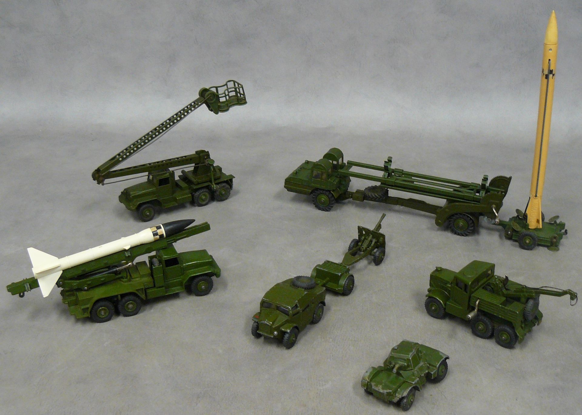 Null Dinky Toys Anglais : un lot de six engins militaires dont deux porte-fusées&hellip;