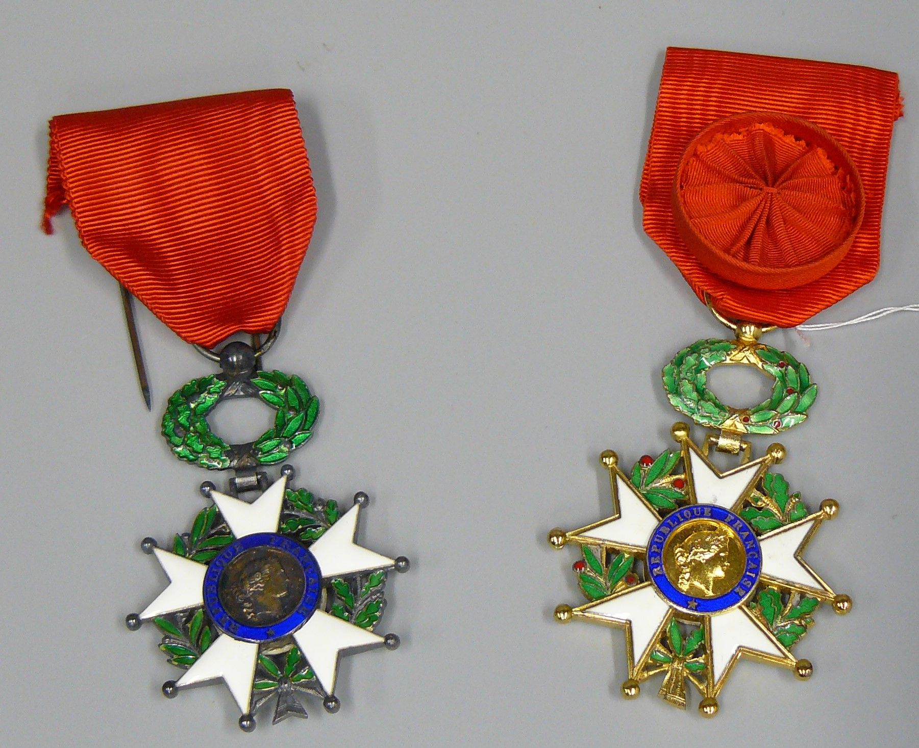 Null 一套两枚第三共和国荣誉军团的十字勋章（状况非常好），其中一枚是军官的。