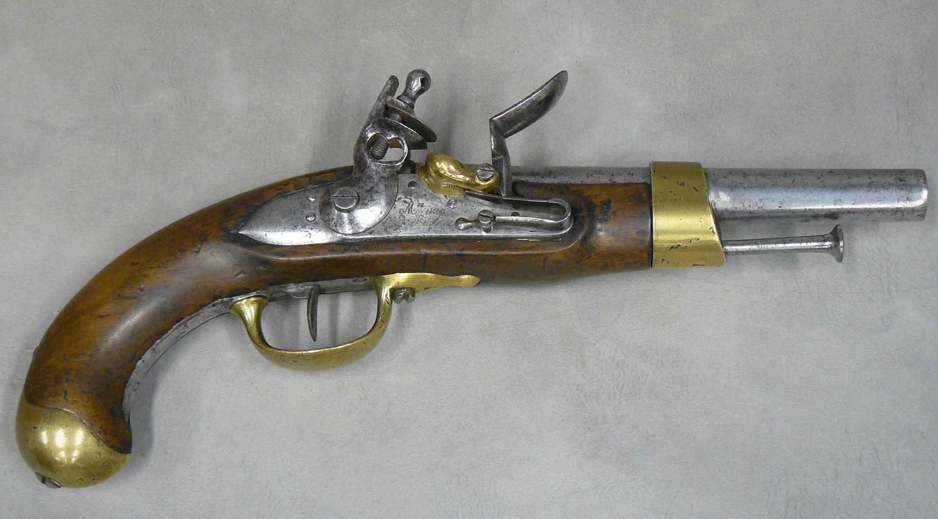 Null 一把XIII年的手枪，圣艾蒂安帝国制造的功能锁，枪管标有年份IX，没有日期，木棍上有Crossier的标记，日期为1808年，修剪有相同的冲孔，部分已&hellip;
