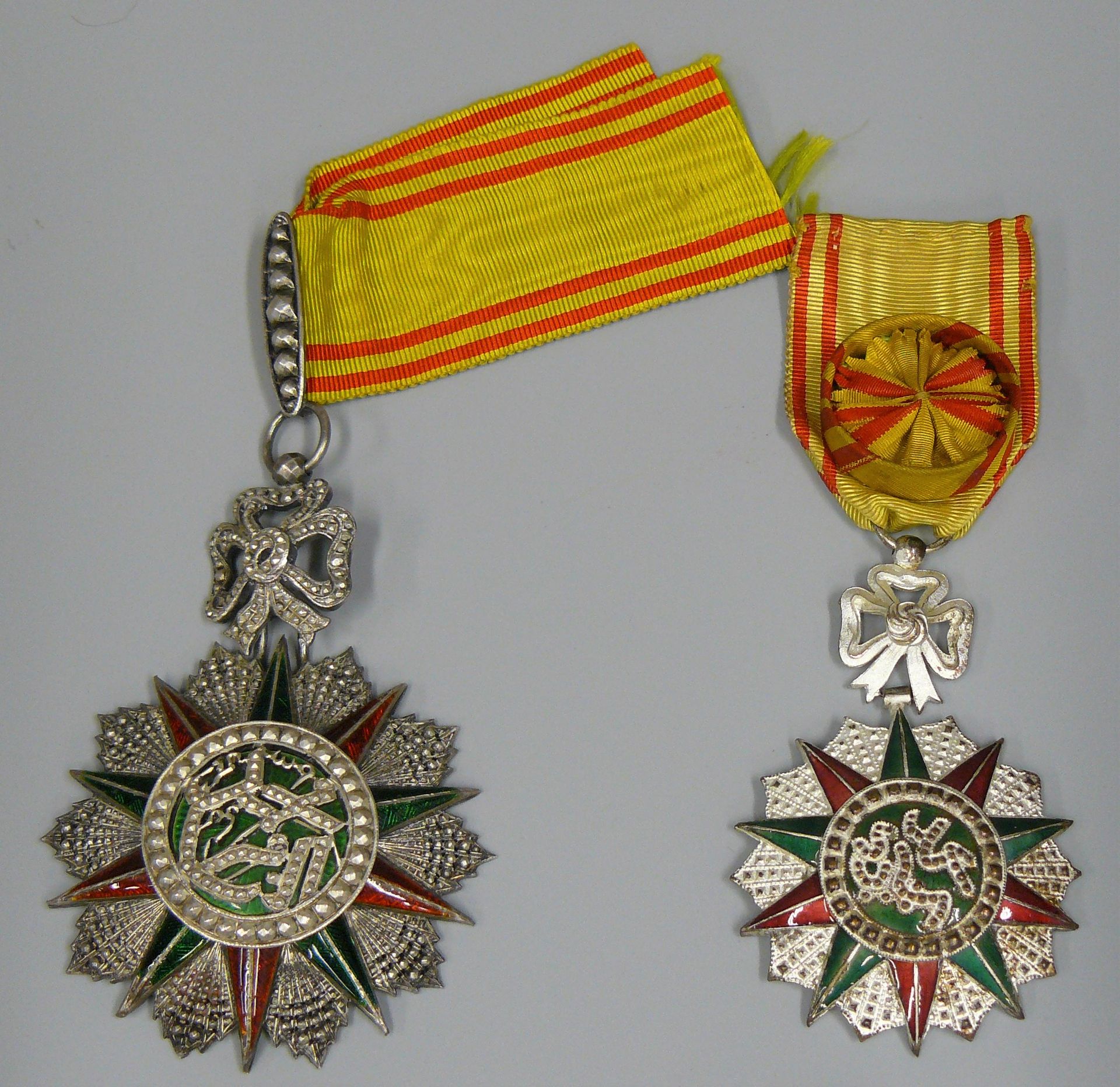 Null una serie di due medaglie dell'ordine di Nichan LETIKHAR