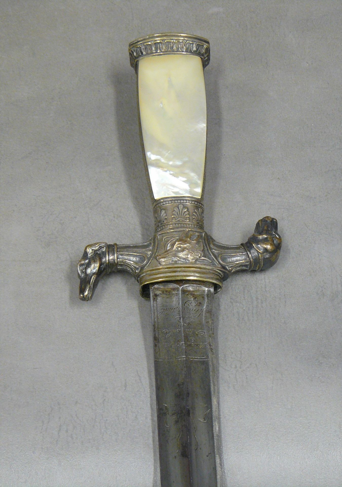 Null 一把毒药匕首（可能是水和森林的），刀身由马刀的刀刃变成了双喉和平背，经过再加工（有打磨的痕迹），末端形成双刃。标有Coulaux Frères的字样，&hellip;