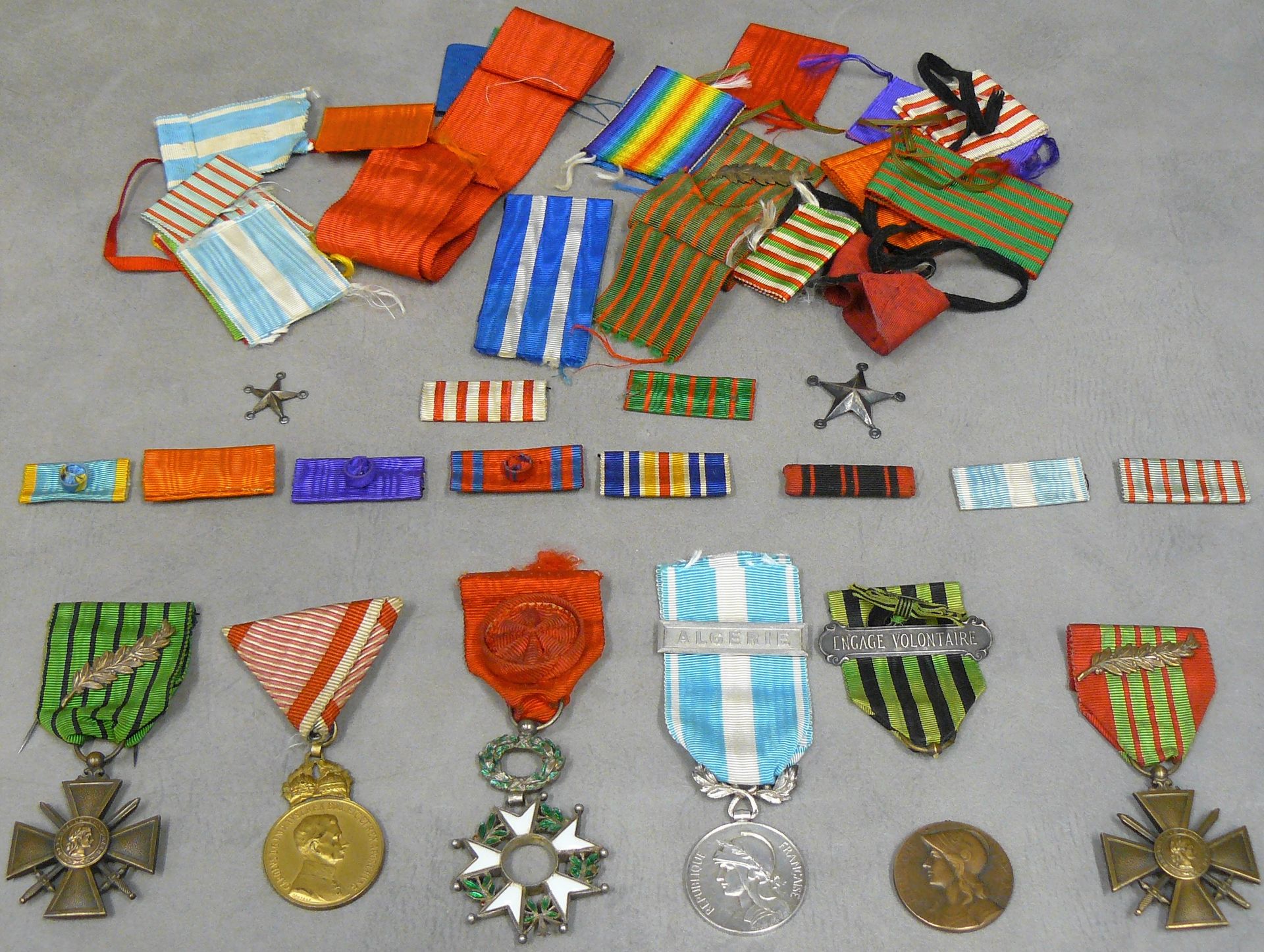 Null 一批六枚奖章和各种附件（丝带、横杠、星星），其中：两枚1939年手掌战争十字勋章，一枚不完整的荣誉军团勋章，一枚阿尔及利亚横杠殖民勋章，一枚志愿服务勋&hellip;