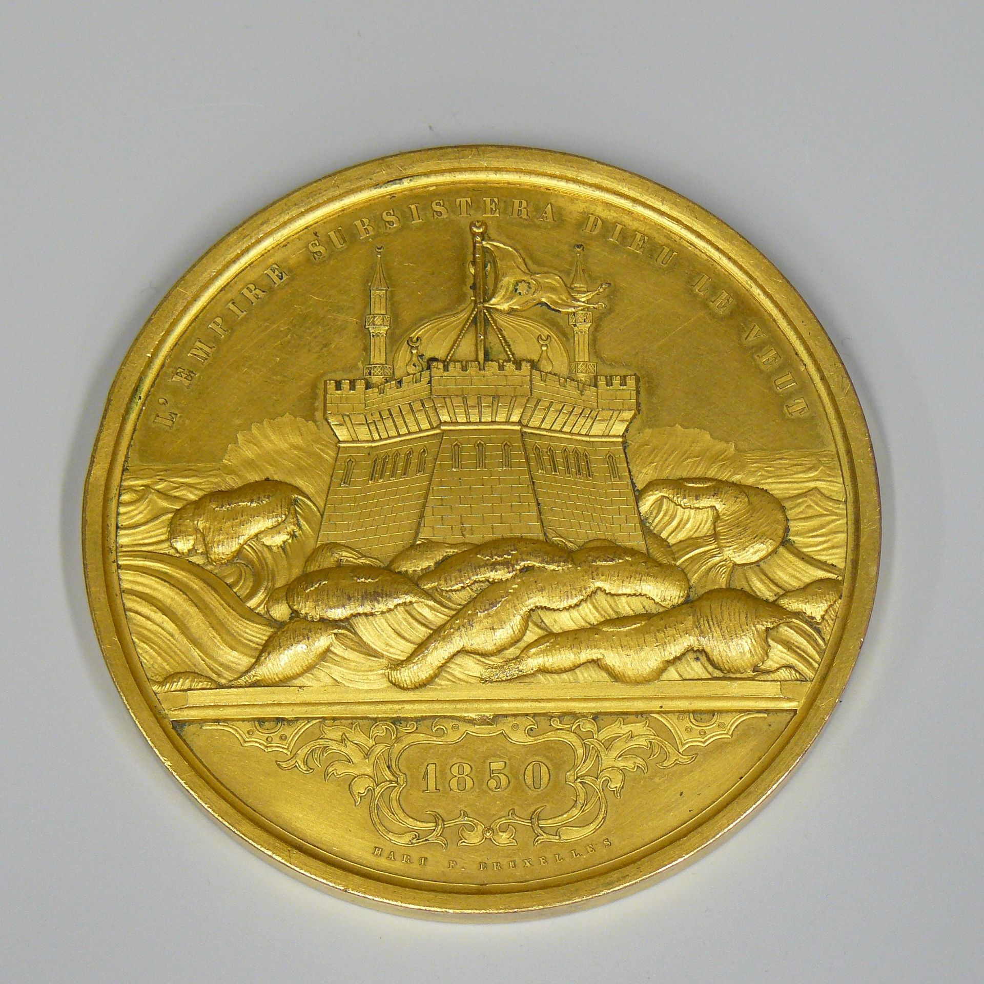 Abdul Mejid 阿卜杜勒-梅吉德（1839-1861年）：为纪念苏丹而发行的罕见而重要的镀金铜质奖章，四面都有丰富而精细的刻纹。正面：基奥斯堡垒被海浪拍&hellip;