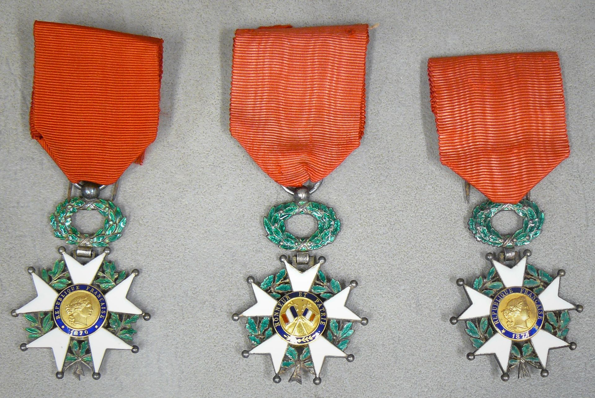 Null un juego de tres medallas de la Legión de Honor de la III República (en bue&hellip;