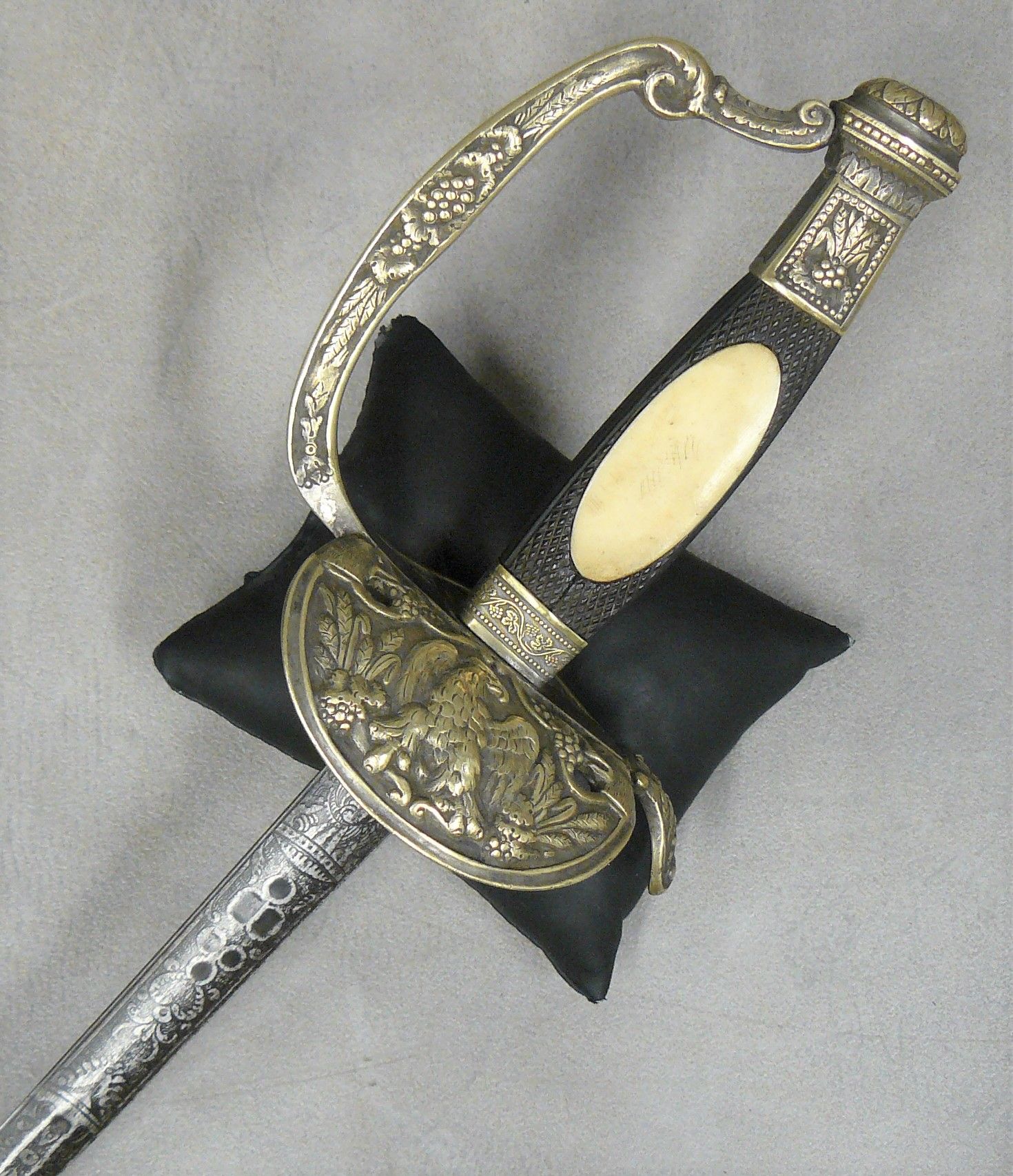 Null 一把第一帝国的剑，椭圆形的剑身，然后是侧面，非常有装饰性，可能是德国制造的，青铜支架以前是银色的，键盘上有鹰和麦穗，乌木的方形主轴（有裂纹），原来的镶&hellip;