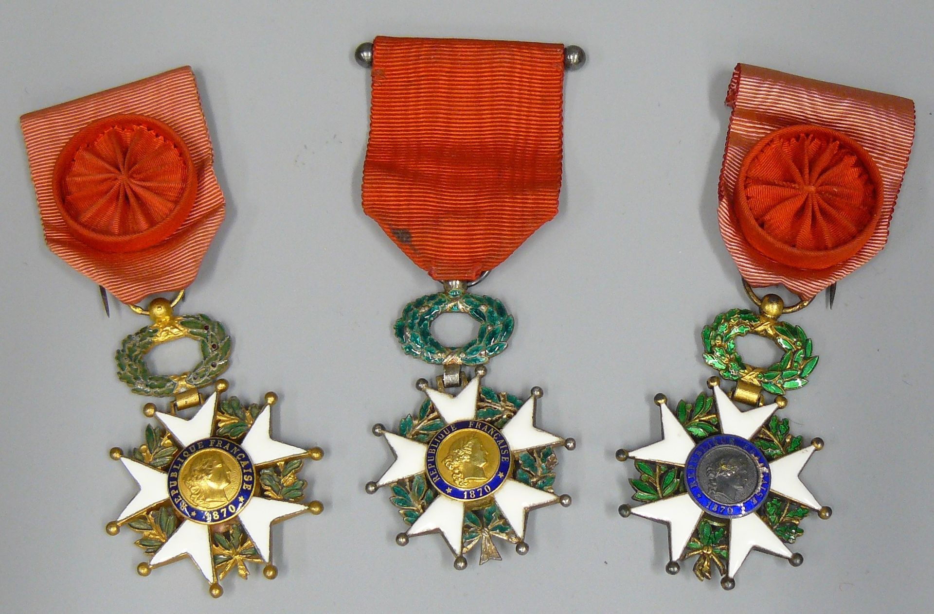 Null un lot de trois croix de la légion d'honneur 3ème République, dont deux off&hellip;