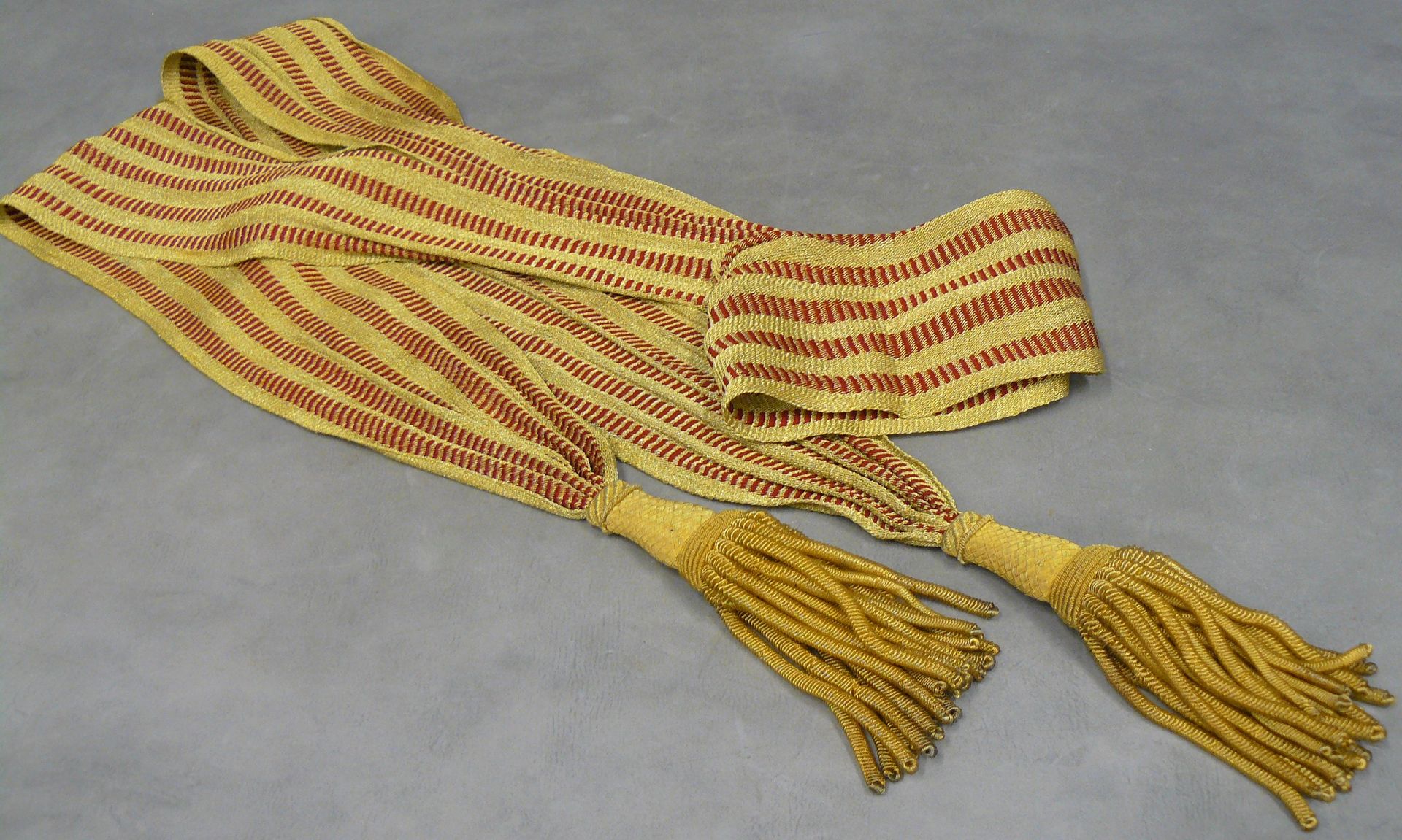Null Touchon将军的围巾腰带，第三共和国，金线和大红色丝网，金线编织的流苏和大的扭曲流苏 - 长315厘米
