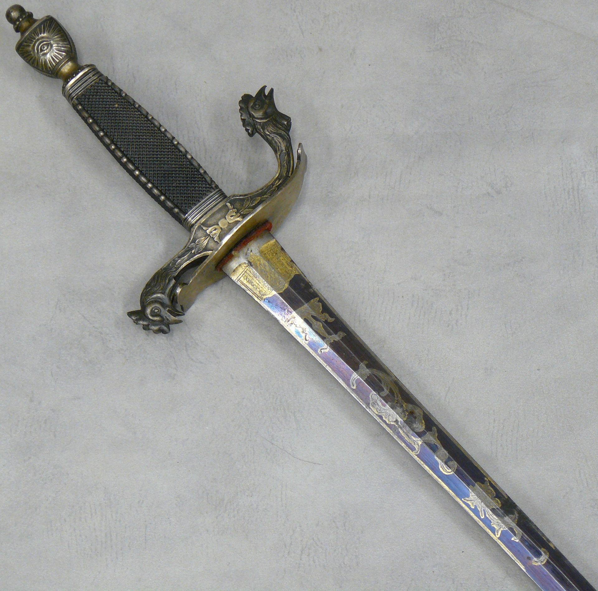 Null 领事馆帝国时期的漂亮剑，肯定是礼物或仪式，剑身可能来自索林根，蓝色和镀金至第三层（镀金褪色）--长69厘米--鞍座为瓮形，凿有一只带荣耀的眼睛，另一边&hellip;