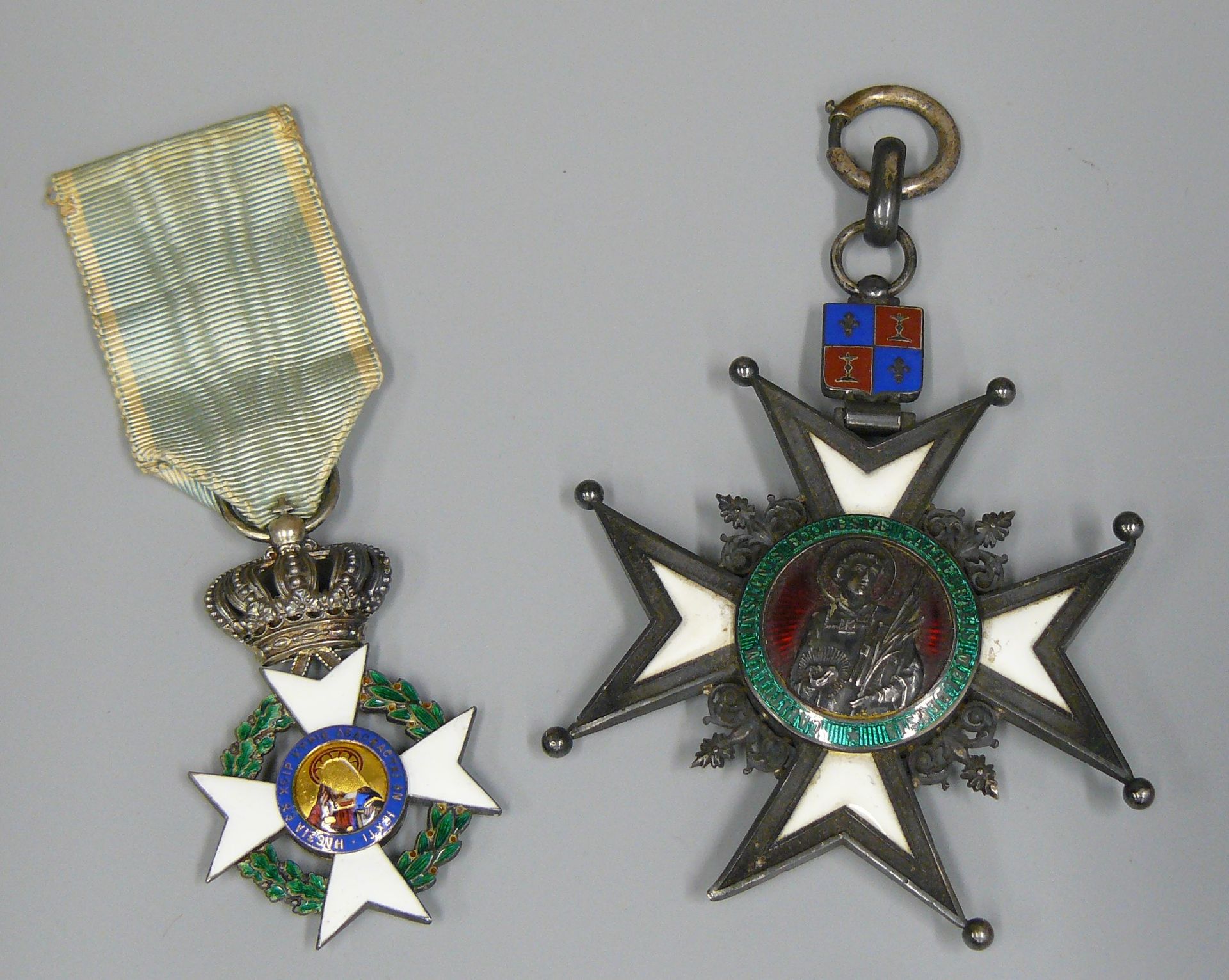 Null 一套两枚杂项奖章，包括希腊救世主勋章（缺少珐琅）和利奥十三世宗座勋章（缺少一个星形结尾的球）。