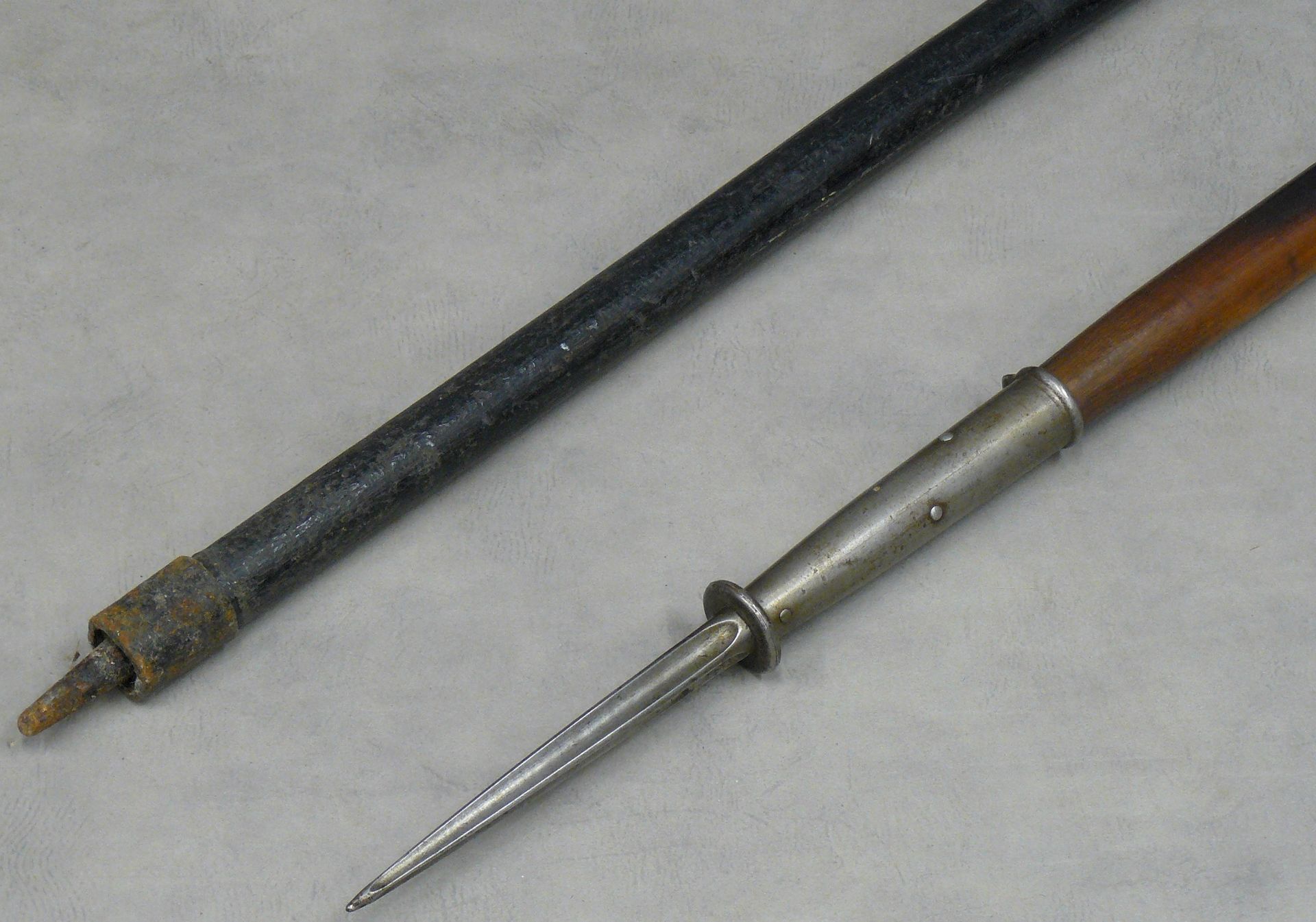 Null 1890年的矛头--长28厘米，来自汤加的公竹短轴--长75厘米。接头：一根装饰有球体的手杖（球体上的十字架）--165厘米