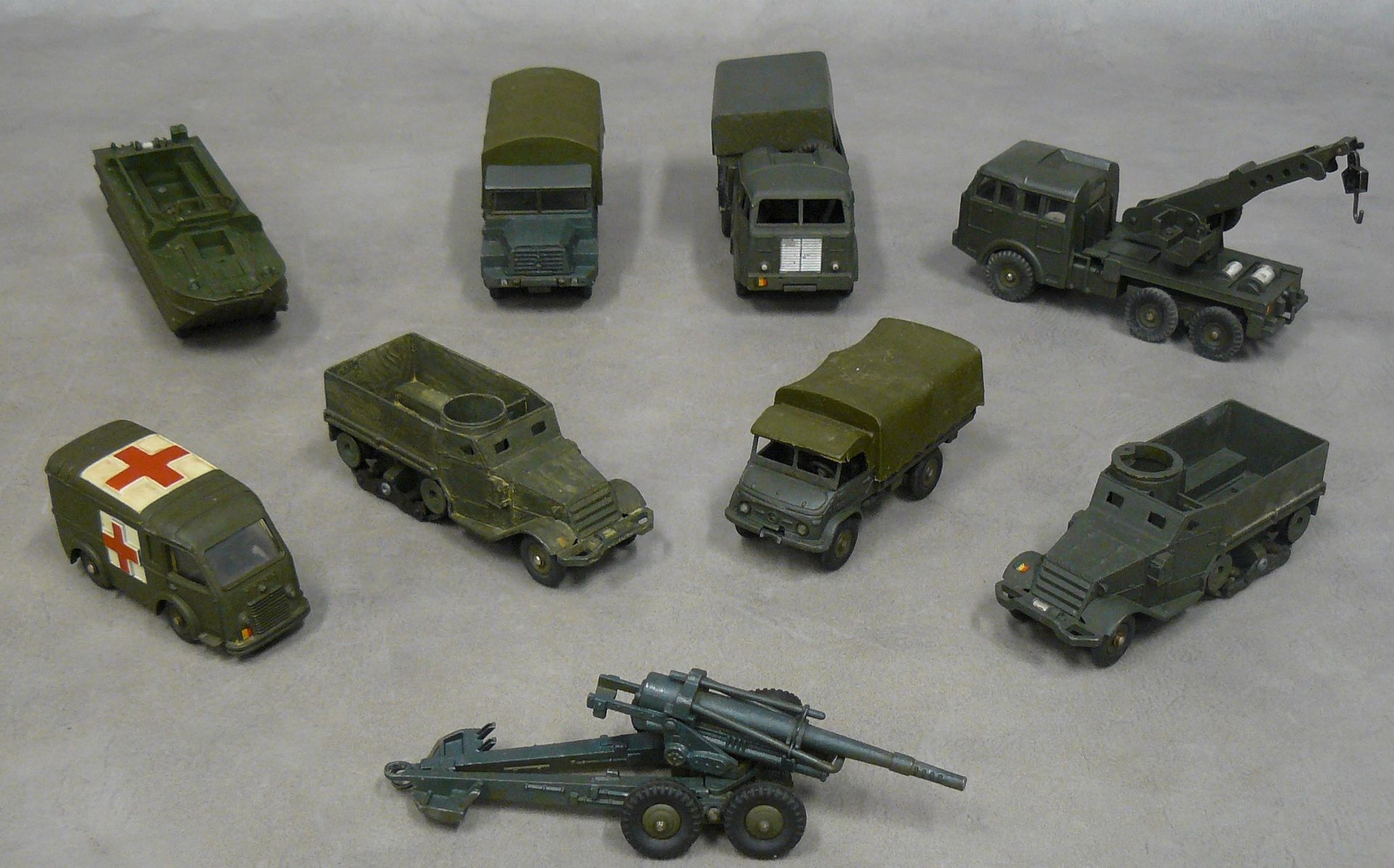 Null Dinky Toys France : a lot of nine military machines including a howitzer (i&hellip;