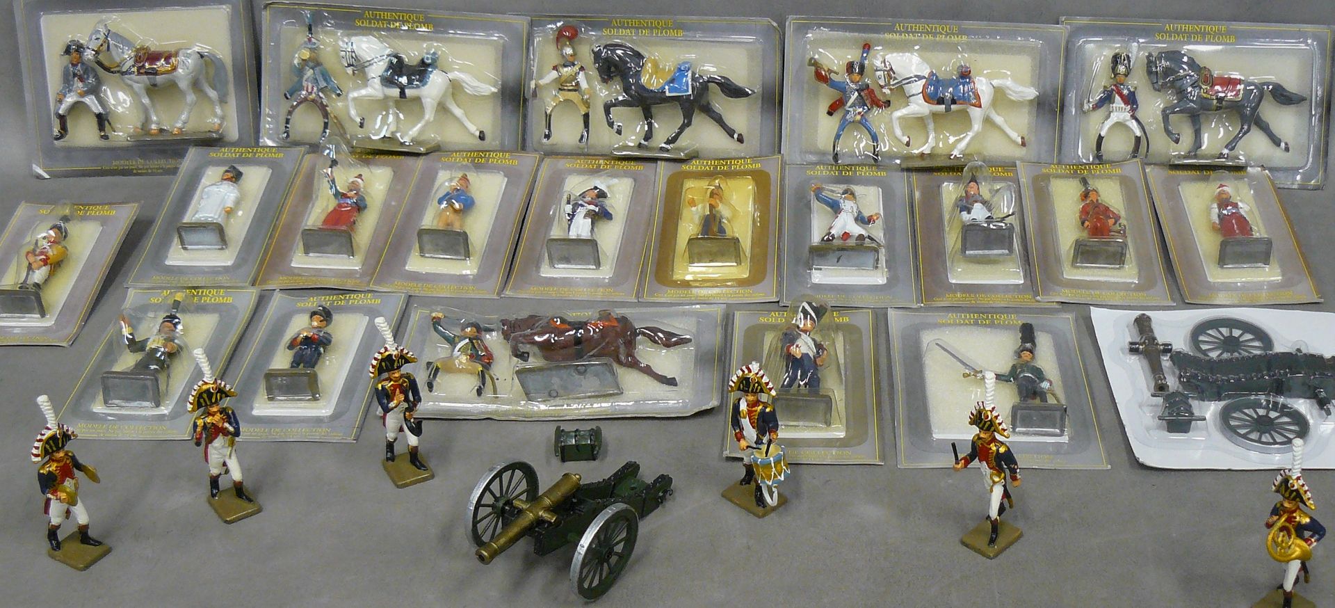 Null 一套20个Starlux Atlas版领头兵的吸塑包装，包括14个士兵和6个带马的骑士；内附6个Atlas乐手和2个Gribeauval炮。